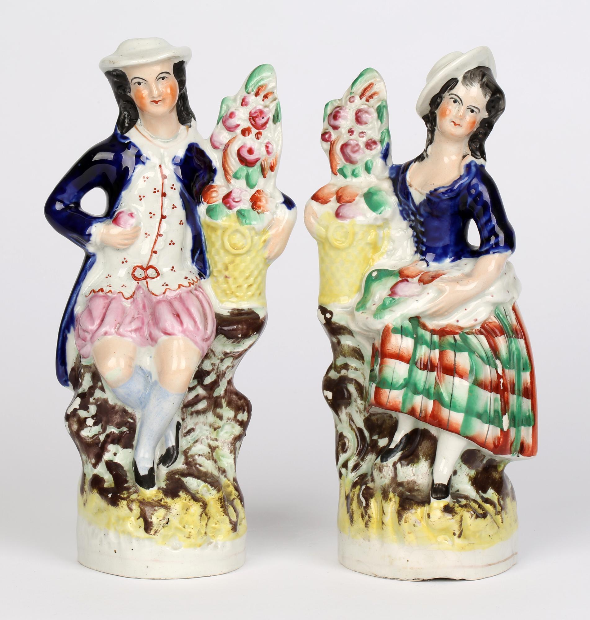 Milieu du XIXe siècle Paire de figurines anciennes du Staffordshire avec paniers contenant des fleurs en vente