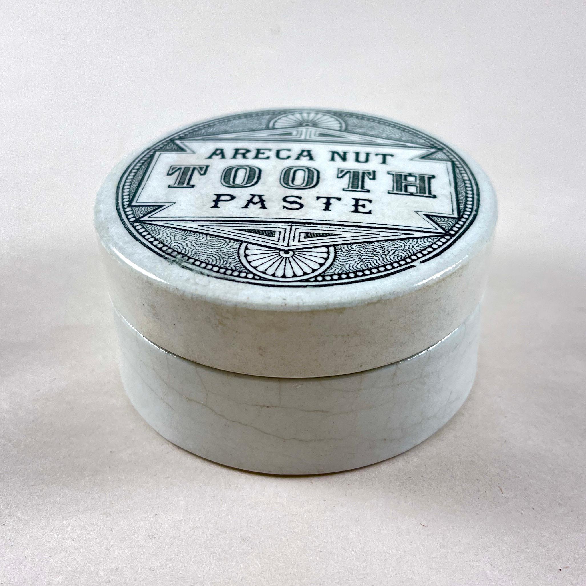 Pot à dentifrice en forme de noix d'Areca, Staffordshire, Angleterre, vers 1880.

Imprimé par transfert en noir sur une faïence blanc crème, le dentifrice à la noix d'Areca était un produit populaire formulé par des chimistes ou des pharmaciens en