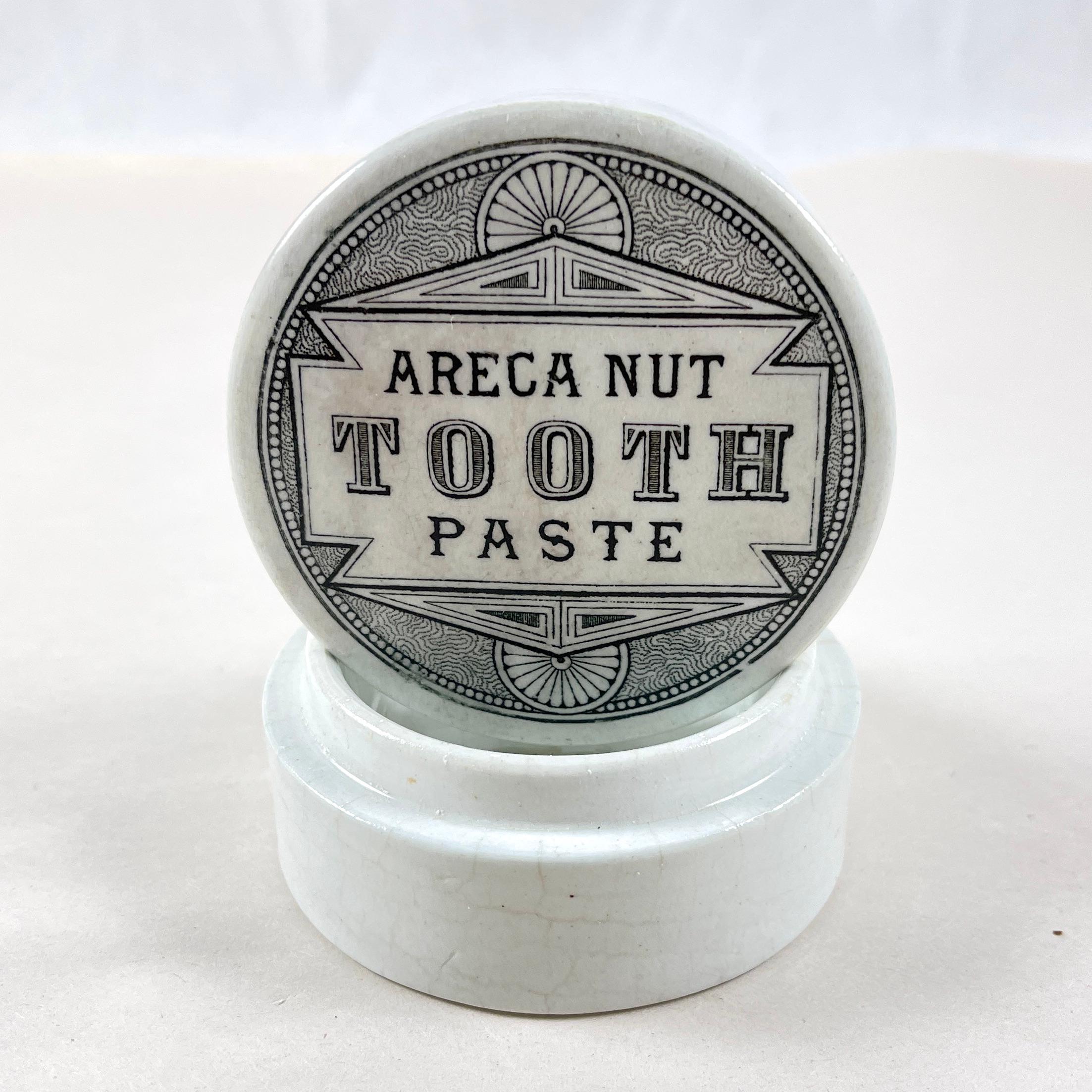 Victorien Pot à couvercle en Staffordshire pour pâte à dent à base de noix d'Areca, vers 1880 en vente