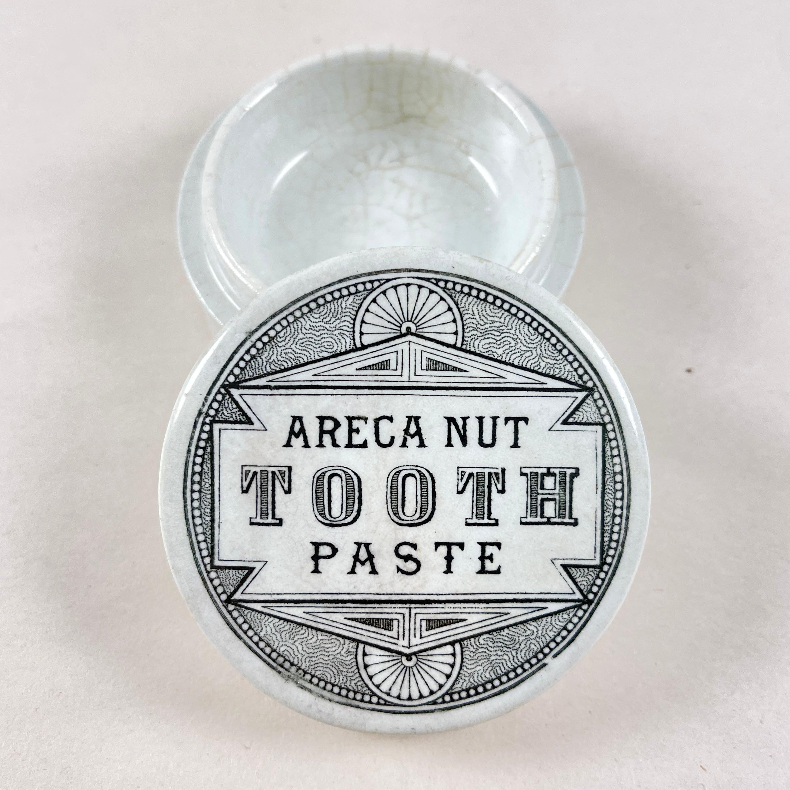 Anglais Pot à couvercle en Staffordshire pour pâte à dent à base de noix d'Areca, vers 1880 en vente