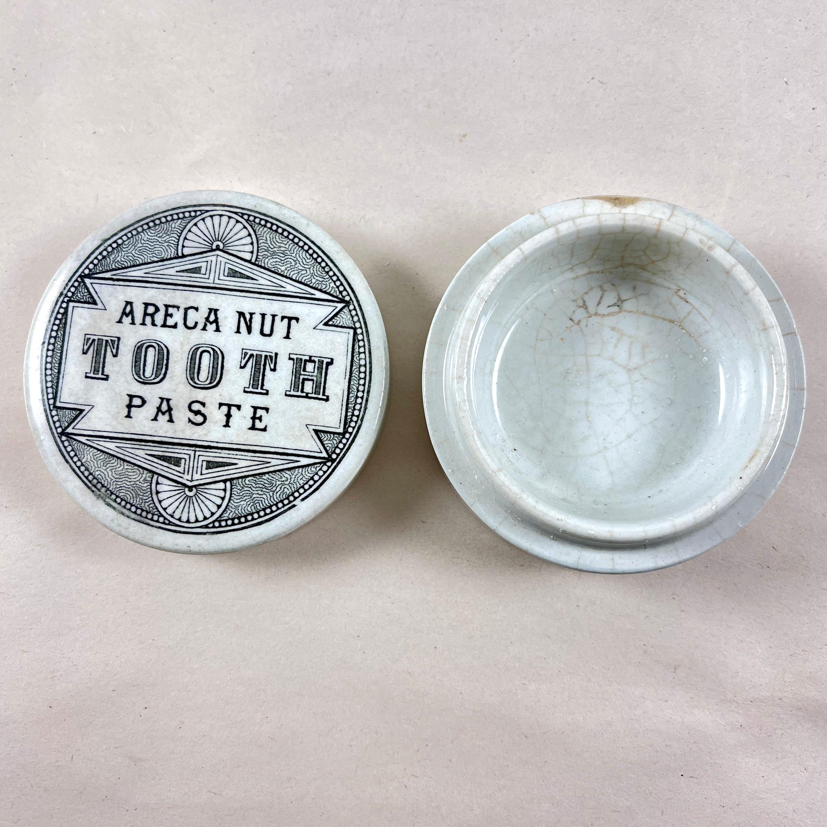 Pot à couvercle en Staffordshire pour pâte à dent à base de noix d'Areca, vers 1880 Bon état - En vente à Philadelphia, PA