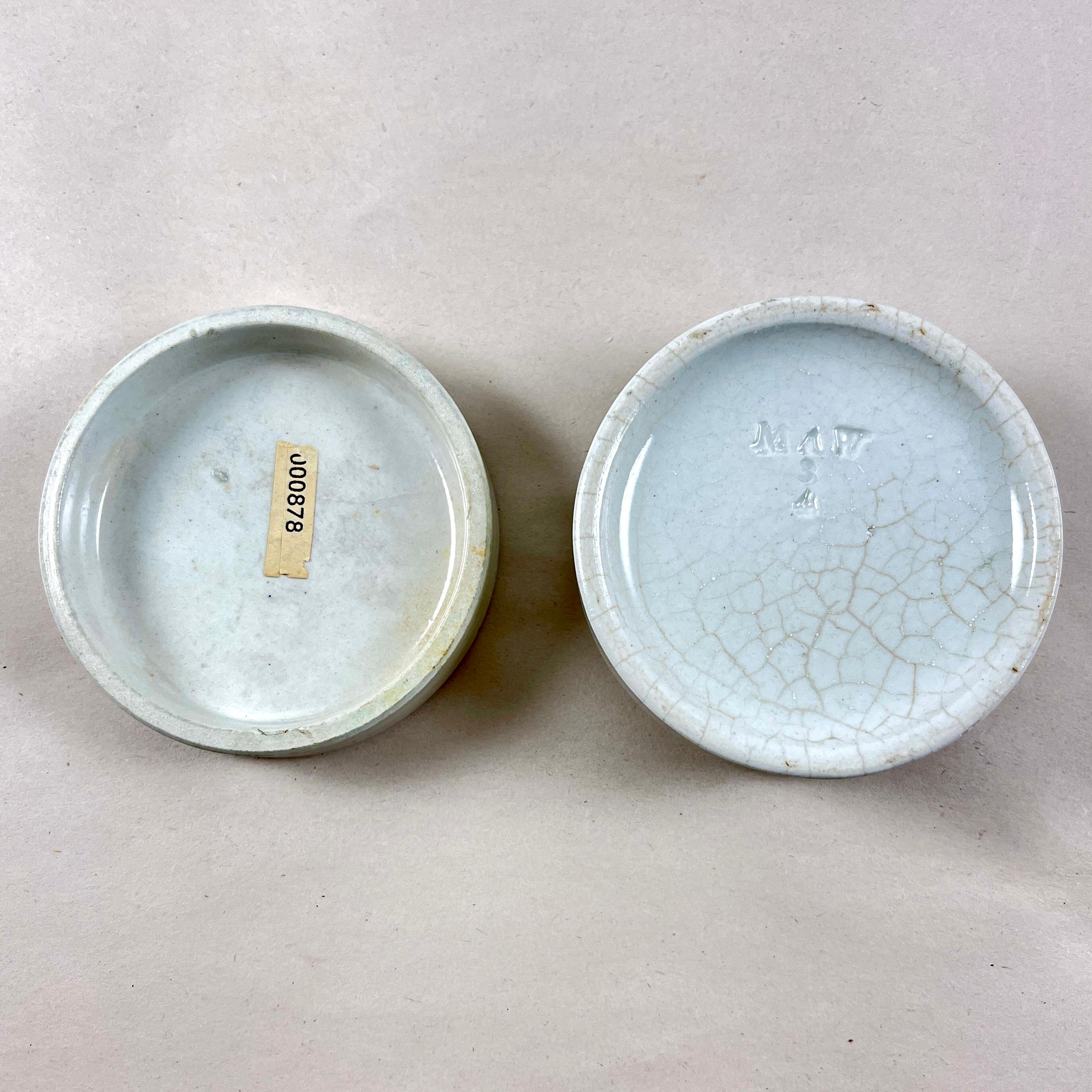 XIXe siècle Pot à couvercle en Staffordshire pour pâte à dent à base de noix d'Areca, vers 1880 en vente