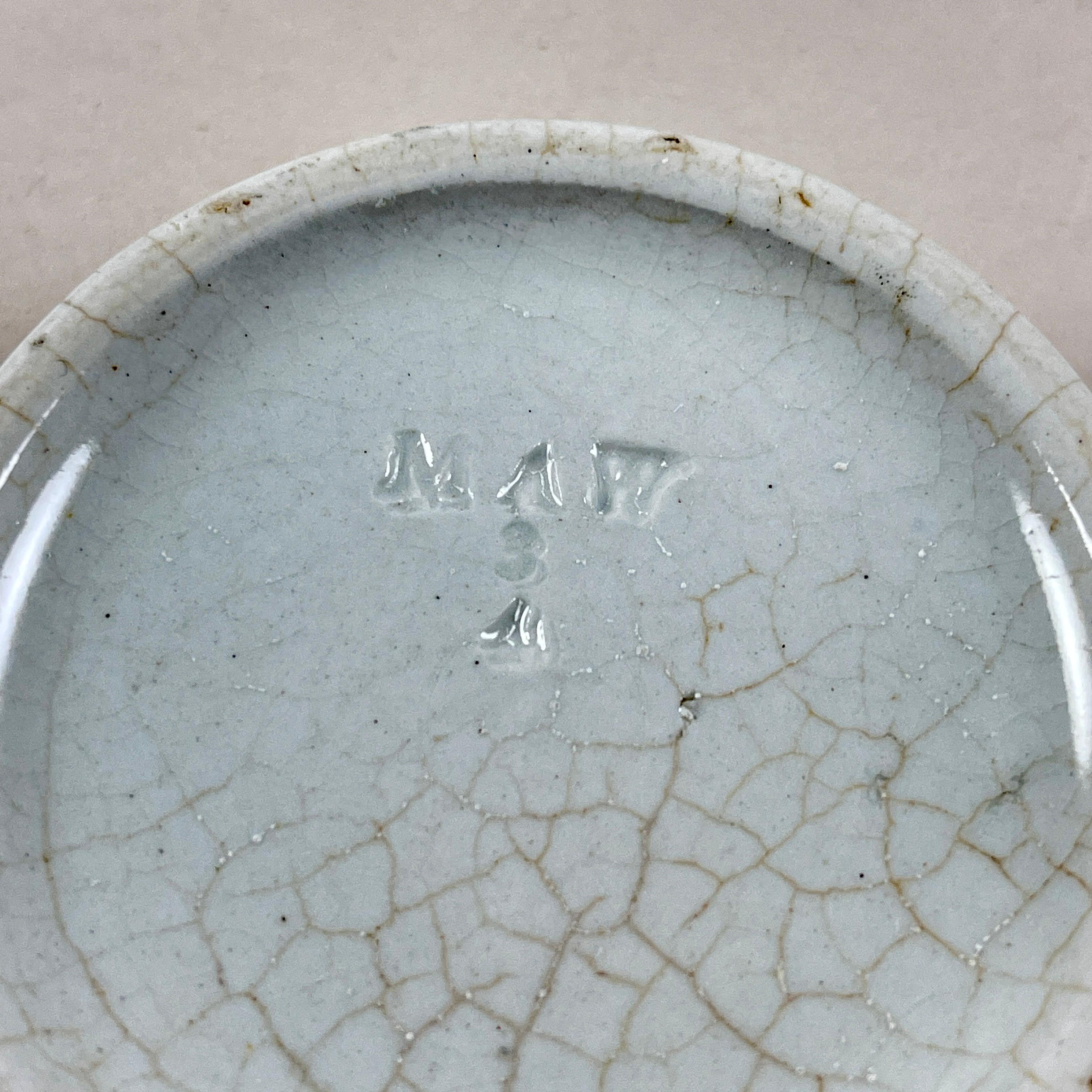 Poterie Pot à couvercle en Staffordshire pour pâte à dent à base de noix d'Areca, vers 1880 en vente