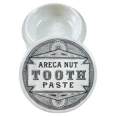 Pot à couvercle en Staffordshire pour pâte à dent à base de noix d'Areca, vers 1880