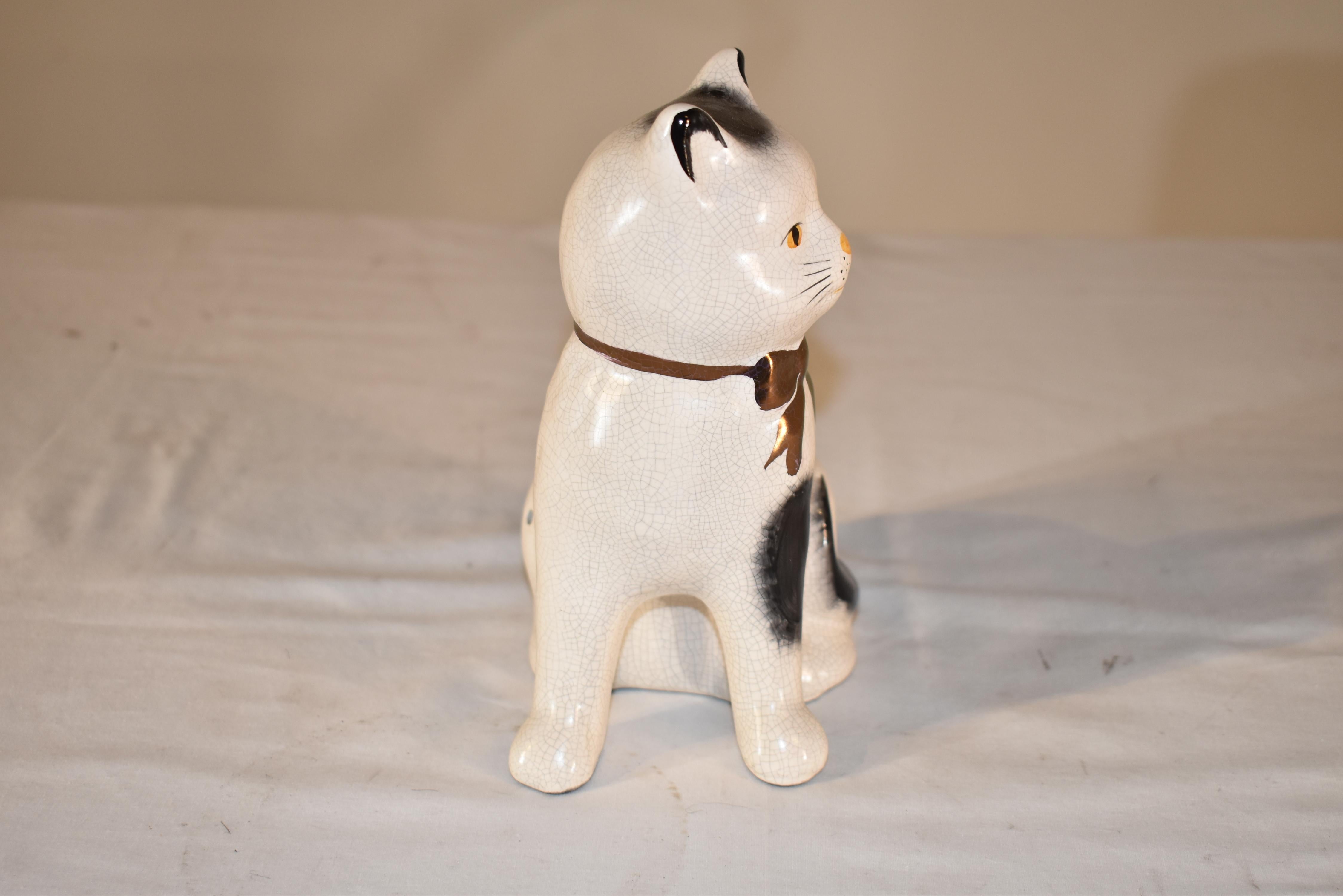 Staffordshire Cat Figure, Circa 1970 In Good Condition For Sale In High Point, NC
