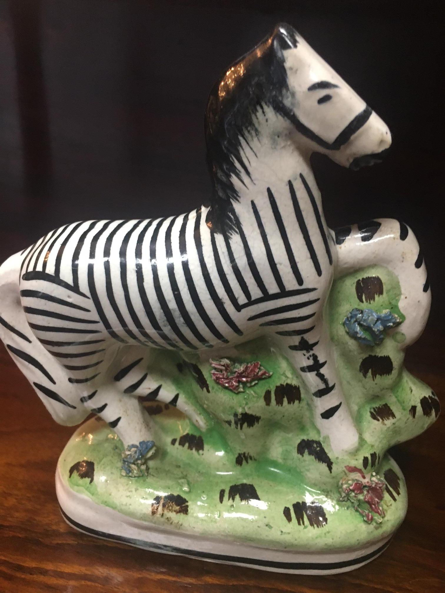 Staffordshire, circa 1840 Coppia di zebre africane a dorso piatto in porcellana in vendita 2