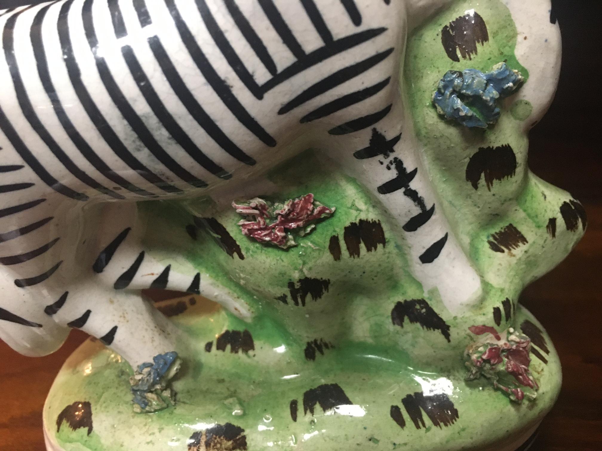 Staffordshire, circa 1840 Coppia di zebre africane a dorso piatto in porcellana in vendita 3