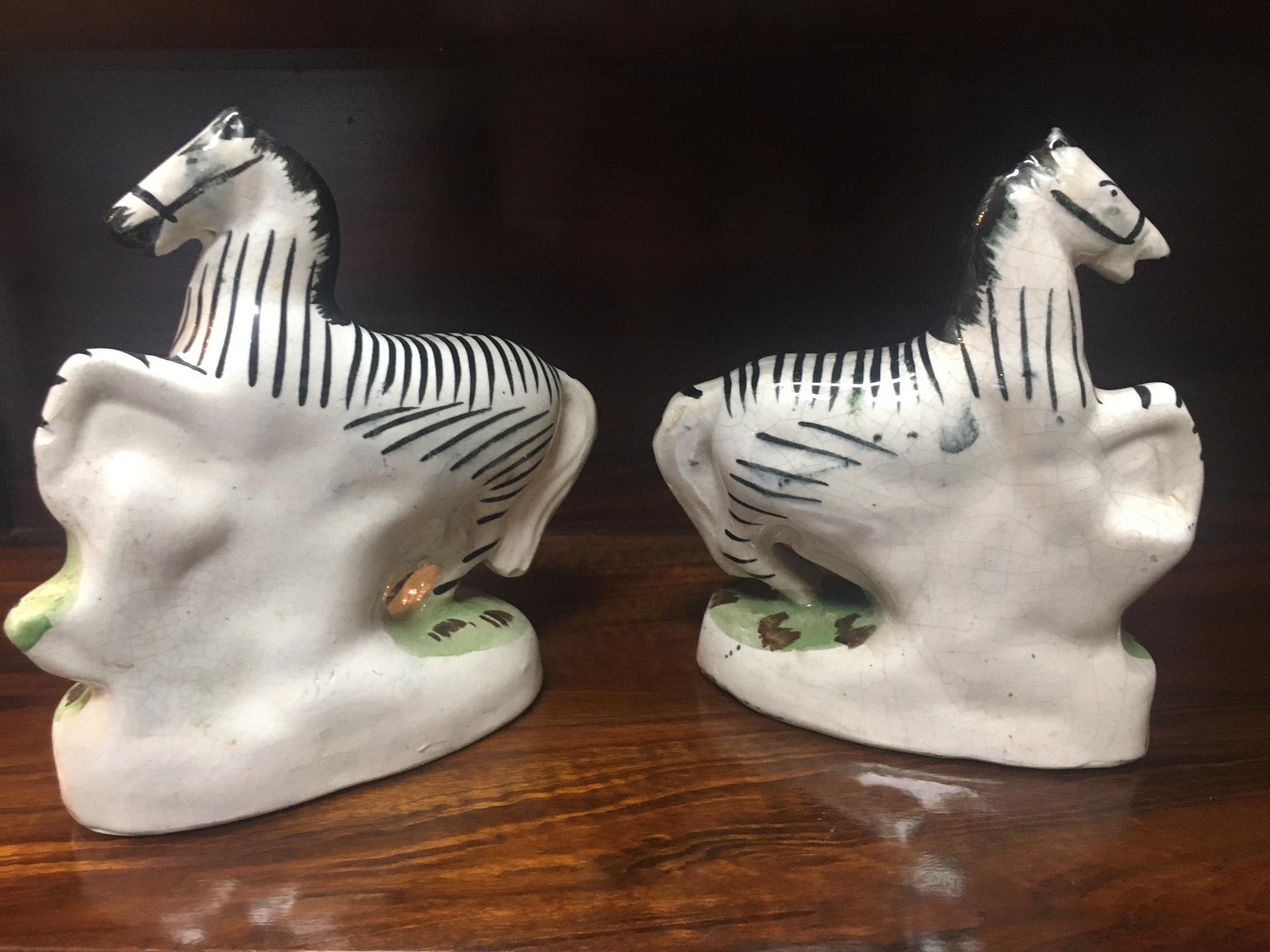 Primo vittoriano Staffordshire, circa 1840 Coppia di zebre africane a dorso piatto in porcellana in vendita