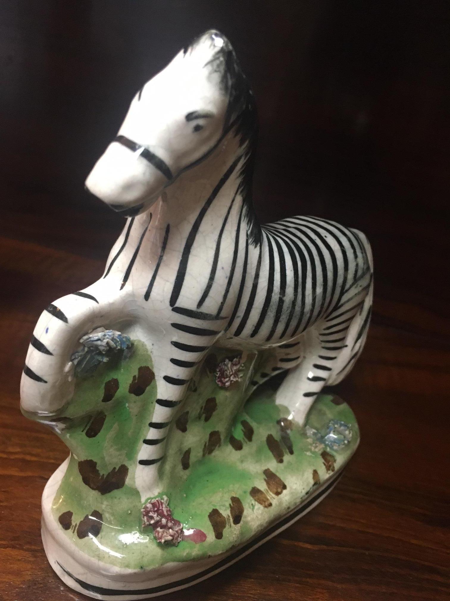Britannico Staffordshire, circa 1840 Coppia di zebre africane a dorso piatto in porcellana in vendita