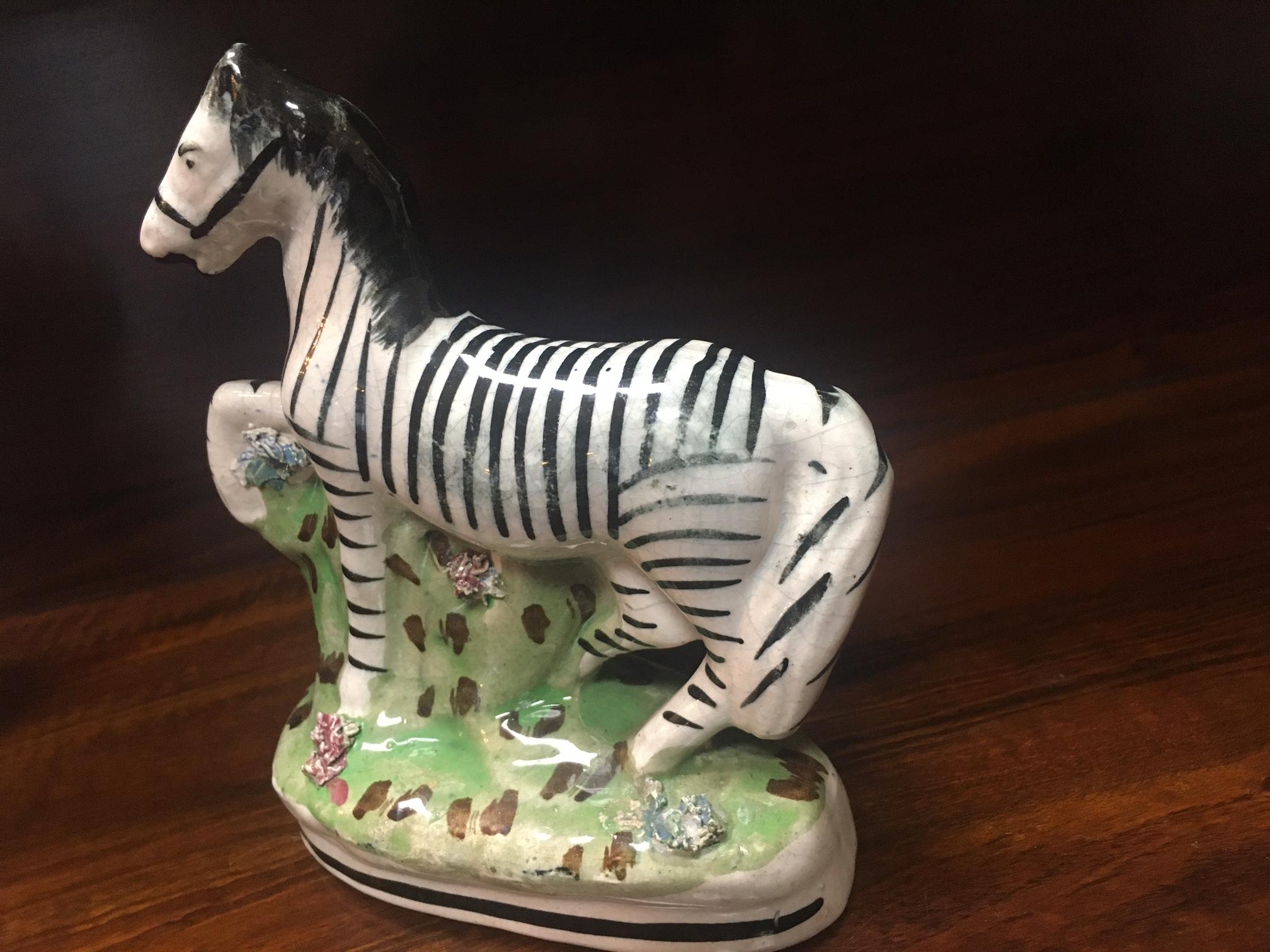 Dipinto a mano Staffordshire, circa 1840 Coppia di zebre africane a dorso piatto in porcellana in vendita