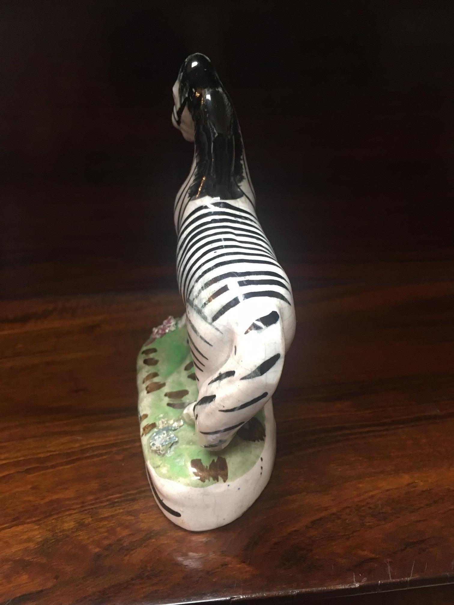 Staffordshire, circa 1840 Coppia di zebre africane a dorso piatto in porcellana In condizioni buone in vendita a Savannah, GA