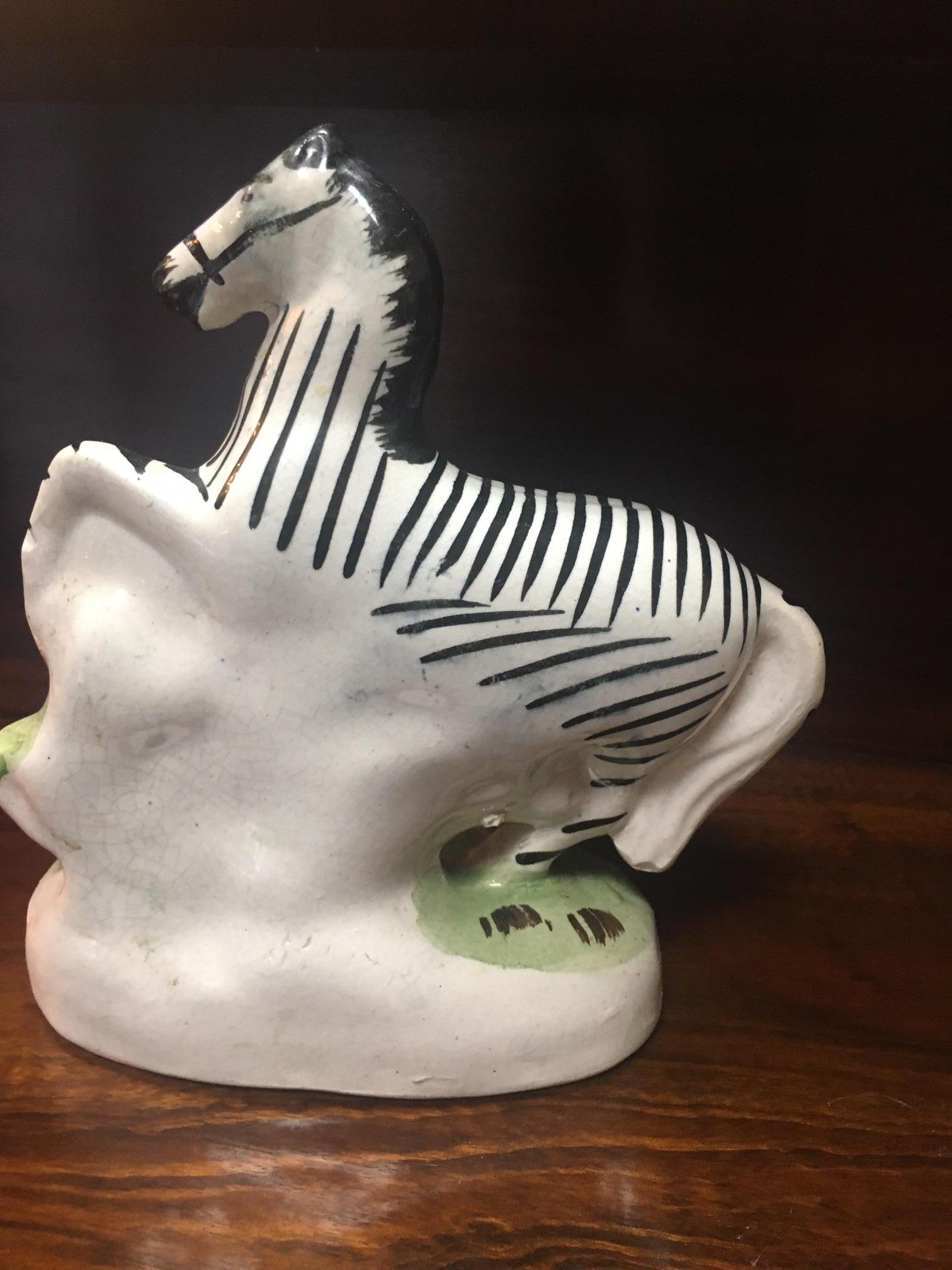 Metà XIX secolo Staffordshire, circa 1840 Coppia di zebre africane a dorso piatto in porcellana in vendita