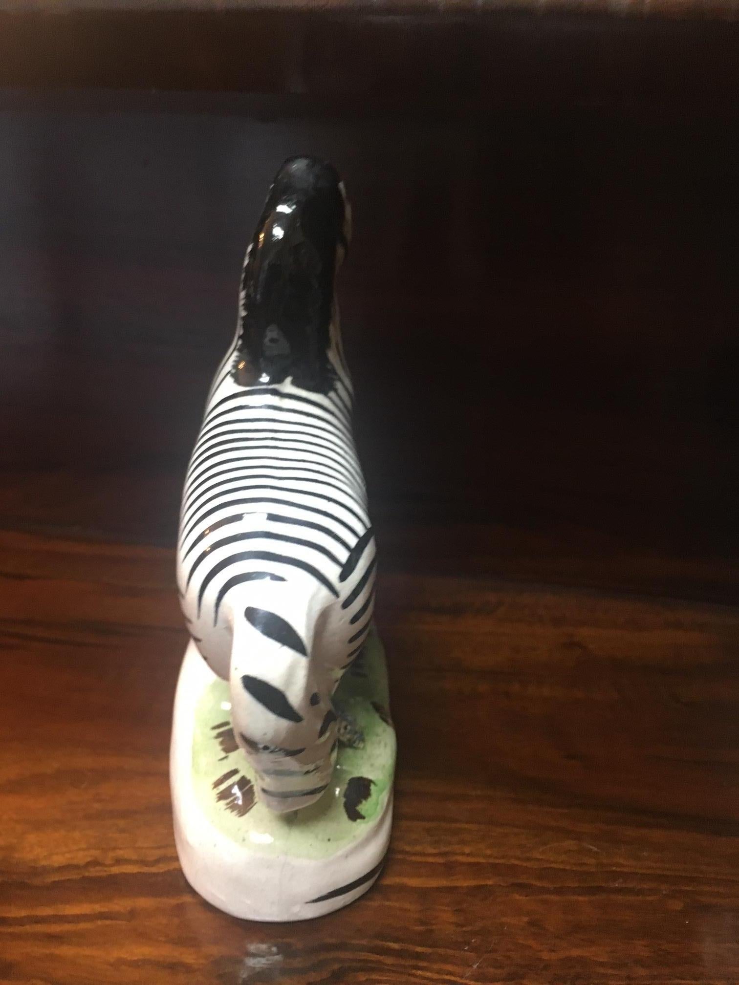 Porcellana Staffordshire, circa 1840 Coppia di zebre africane a dorso piatto in porcellana in vendita