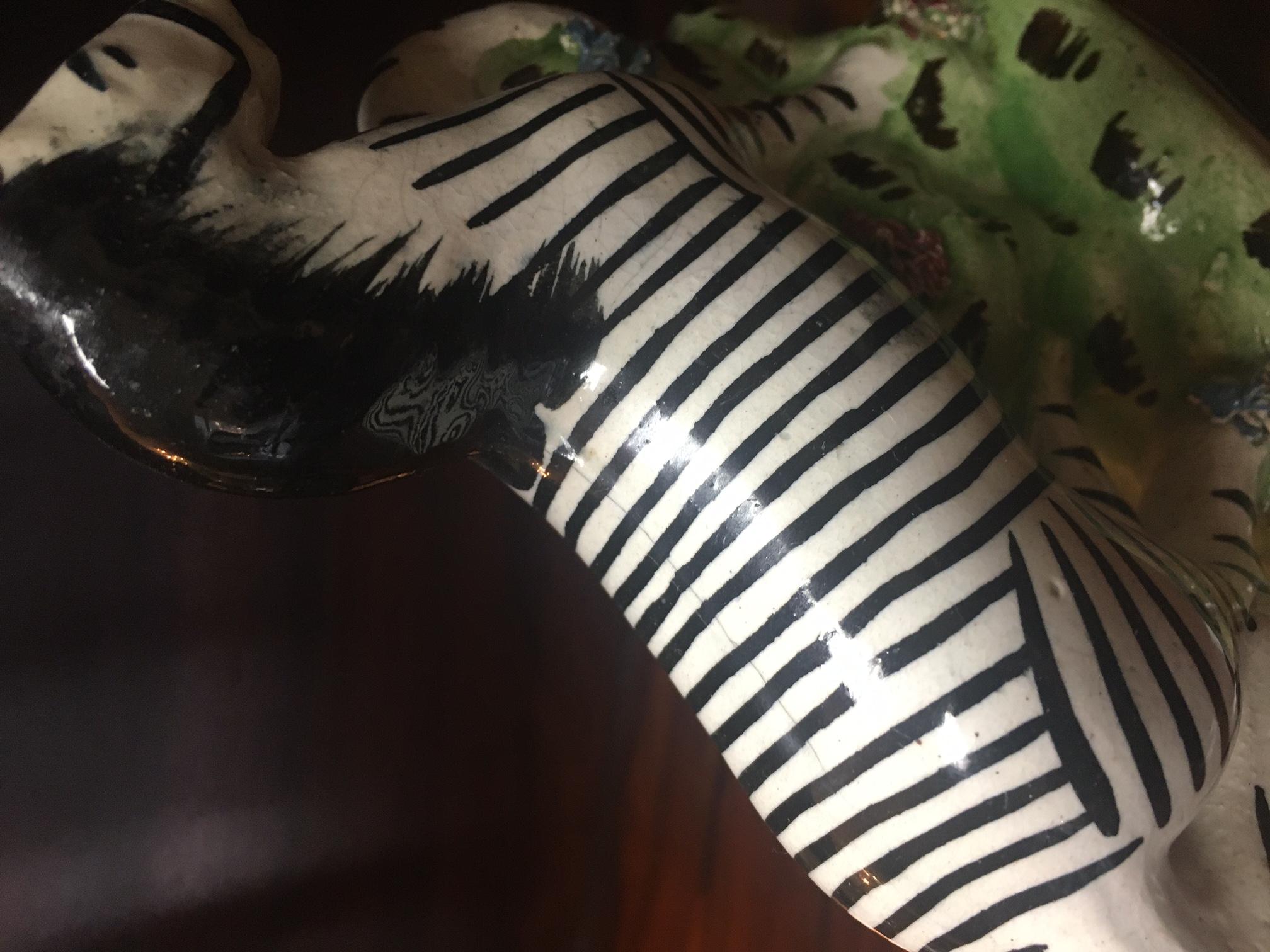 Staffordshire, circa 1840 Coppia di zebre africane a dorso piatto in porcellana in vendita 1