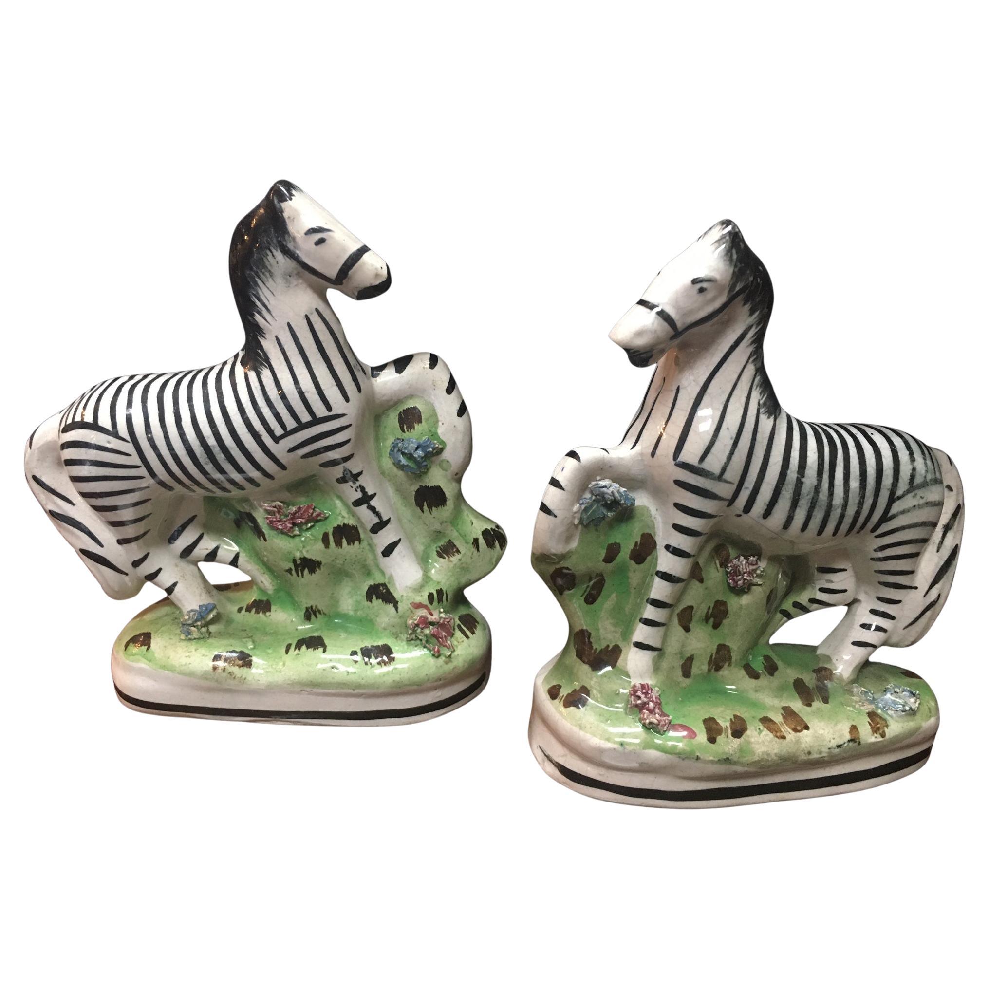 Staffordshire, circa 1840 Coppia di zebre africane a dorso piatto in porcellana in vendita