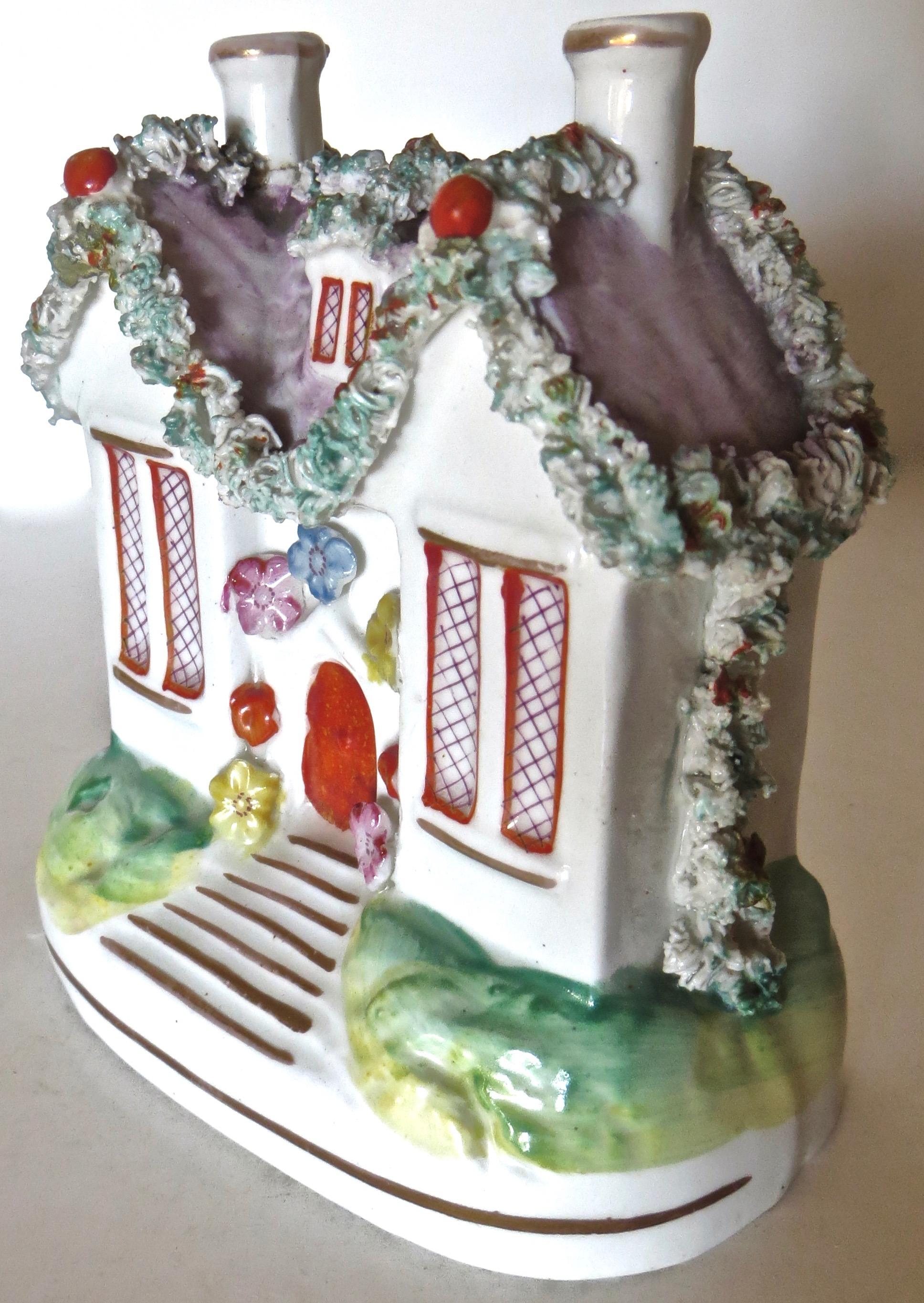 Très belle tirelire ou caisse d'épargne décorative et colorée en porcelaine du Staffordshire ; fabriquée en Angleterre, elle témoigne du style employé par les potiers de cette région, vers 1880. Joliment détaillé avec un faciès floral vert, des