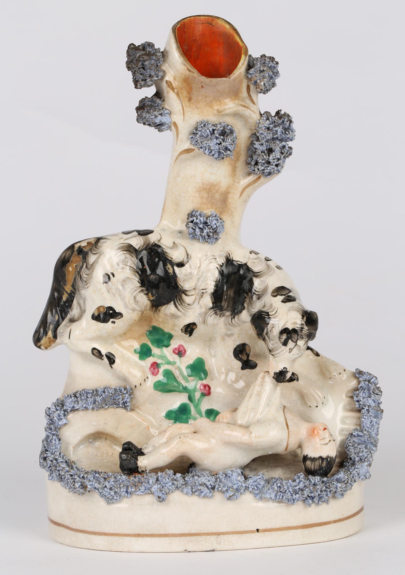 Vase de déversement en poterie anglaise du Staffordshire représentant un chien sauvant un garçon qui flotte en vente 2
