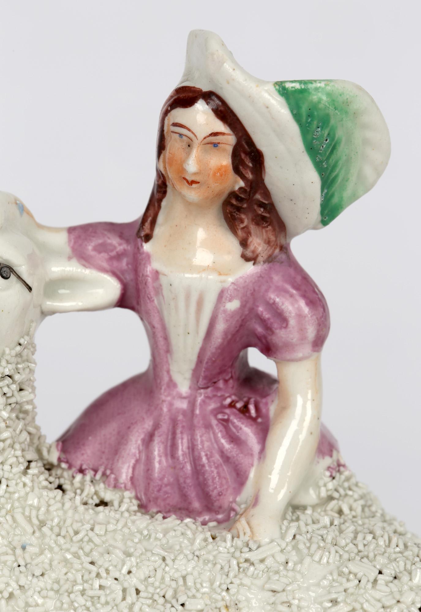 Staffordshire English Pottery Figure d'une jeune fille avec un gros mouton en vente 3