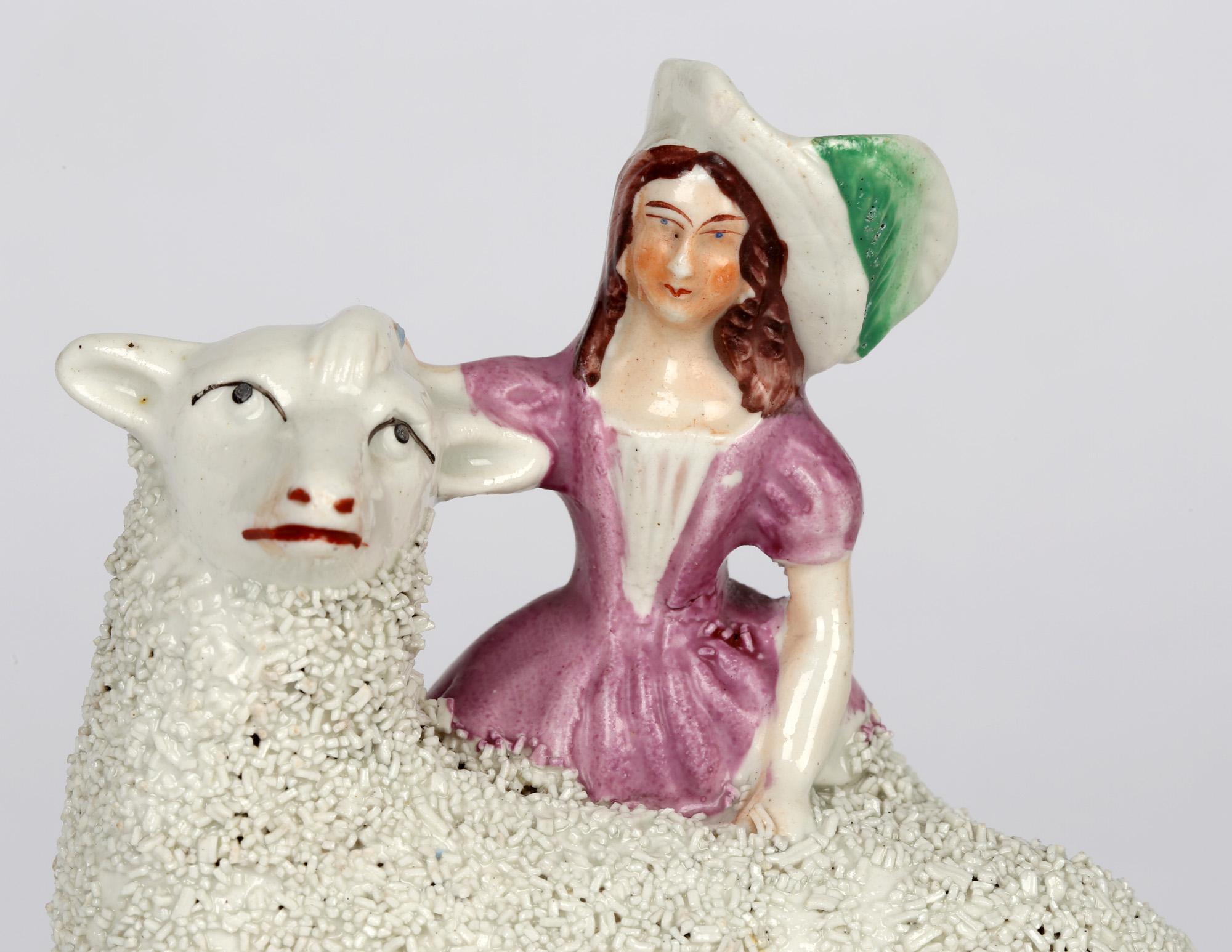 Début de l'époque victorienne Staffordshire English Pottery Figure d'une jeune fille avec un gros mouton en vente