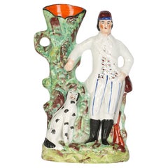 Vase de déversement en poterie anglaise du Staffordshire représentant un chasseur de chasse et un chien dalmatien