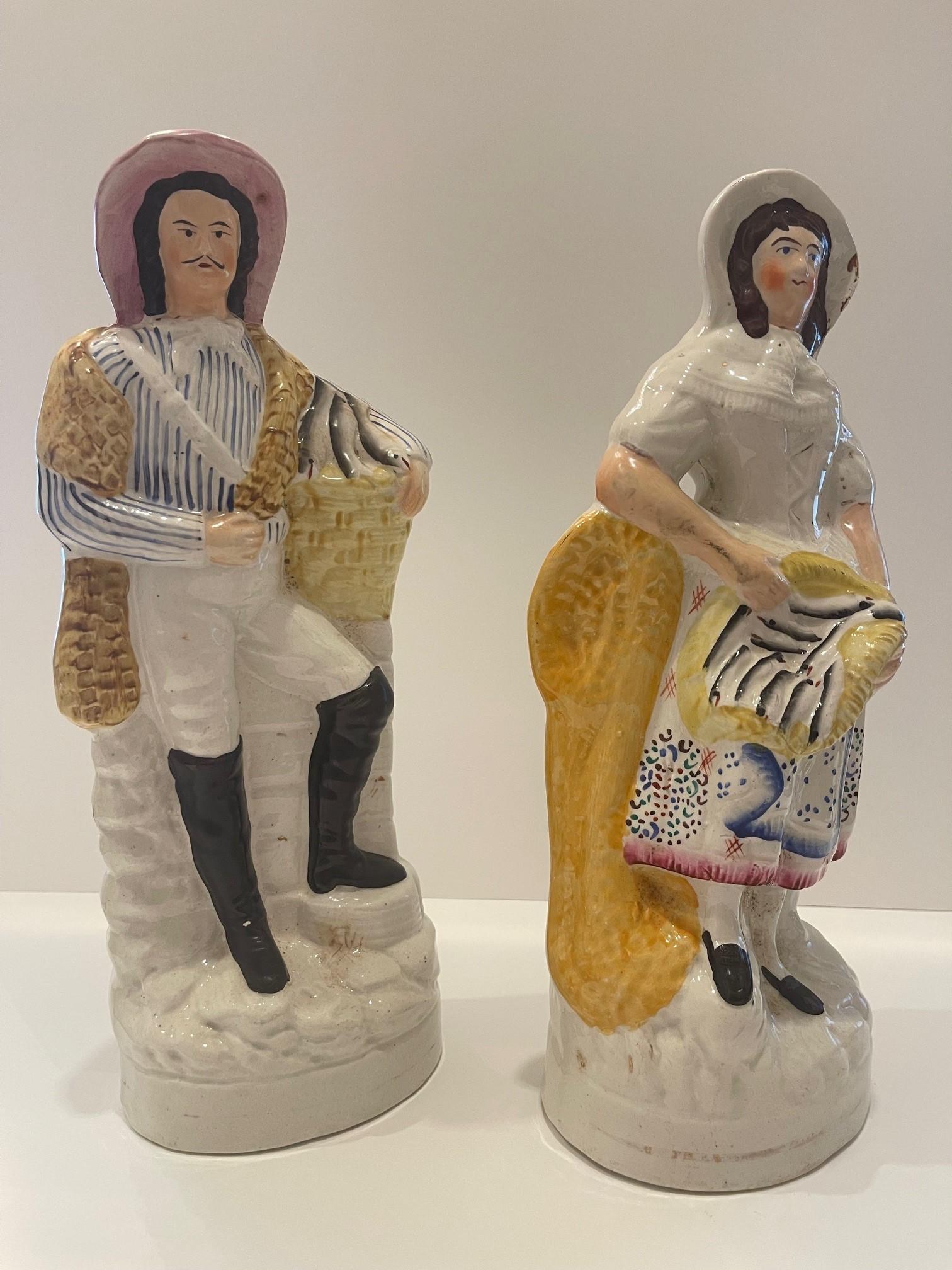 XIXe siècle Staffordshire Figures d'une femme et d'un homme tenant un poisson Circa 1880 en vente