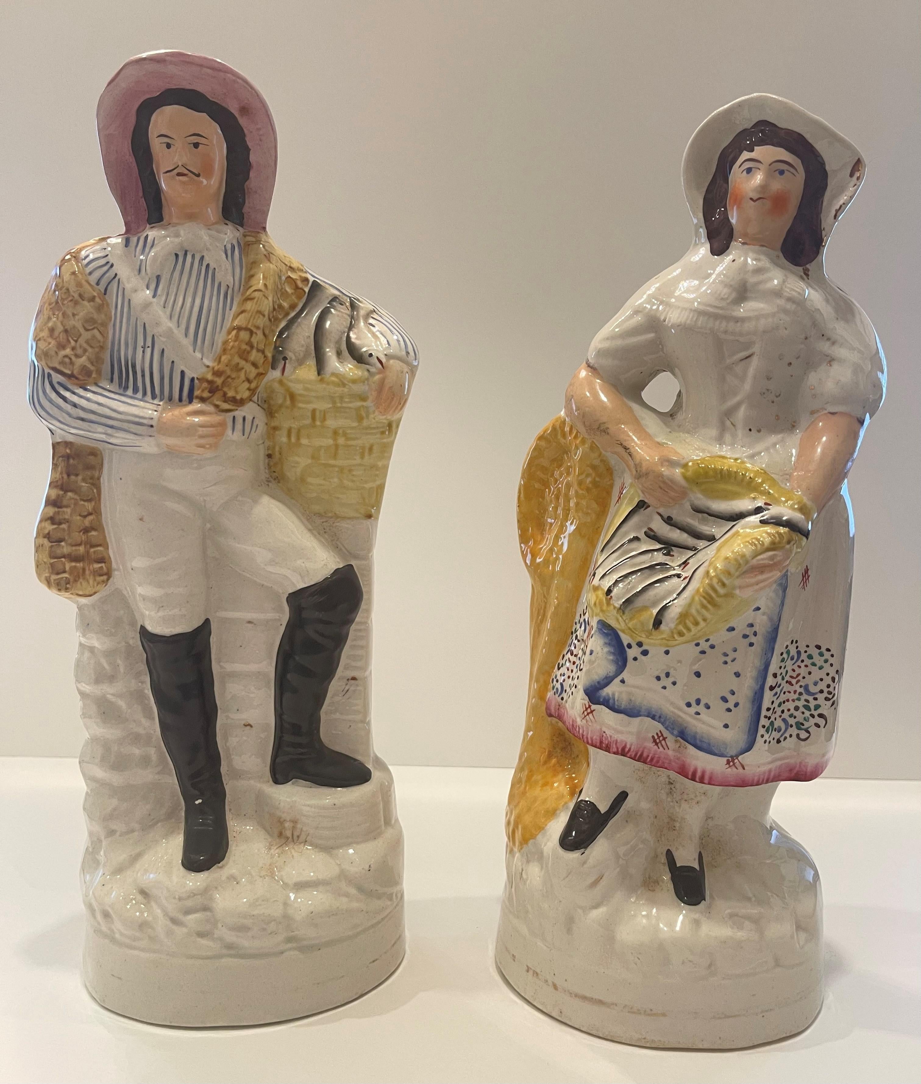 Staffordshire Figures d'une femme et d'un homme tenant un poisson Circa 1880 en vente 2