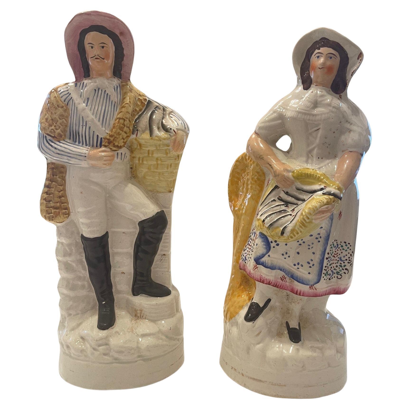 Staffordshire Figures d'une femme et d'un homme tenant un poisson Circa 1880 en vente