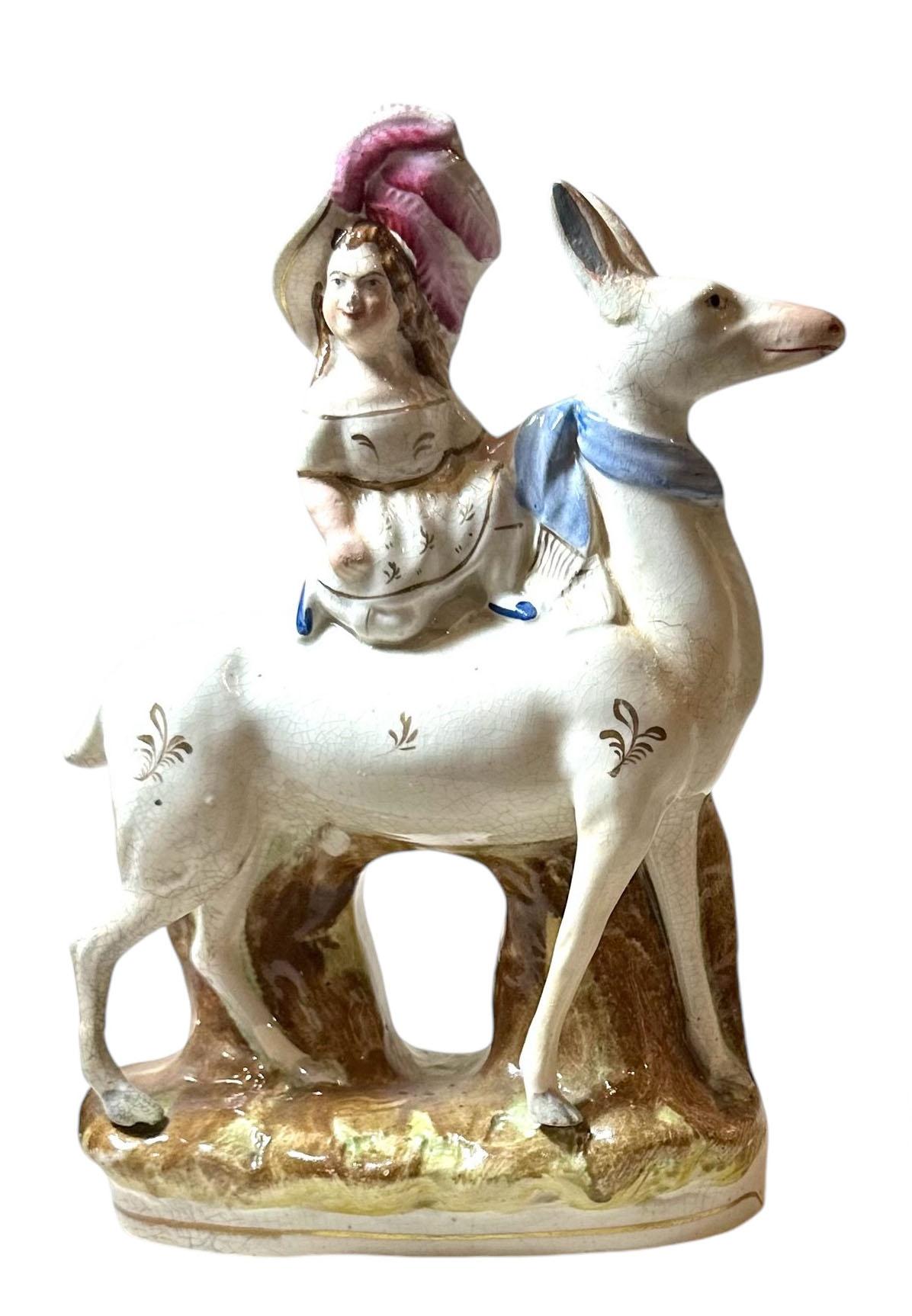 Un'affascinante coppia di statuette Staffordshire con ragazze sedute su cervi. La ceramica dello Staffordshire ha una ricca storia, che risale al XVIII secolo nel cuore dell'Inghilterra. Conosciute per gli splendidi disegni dipinti a mano e