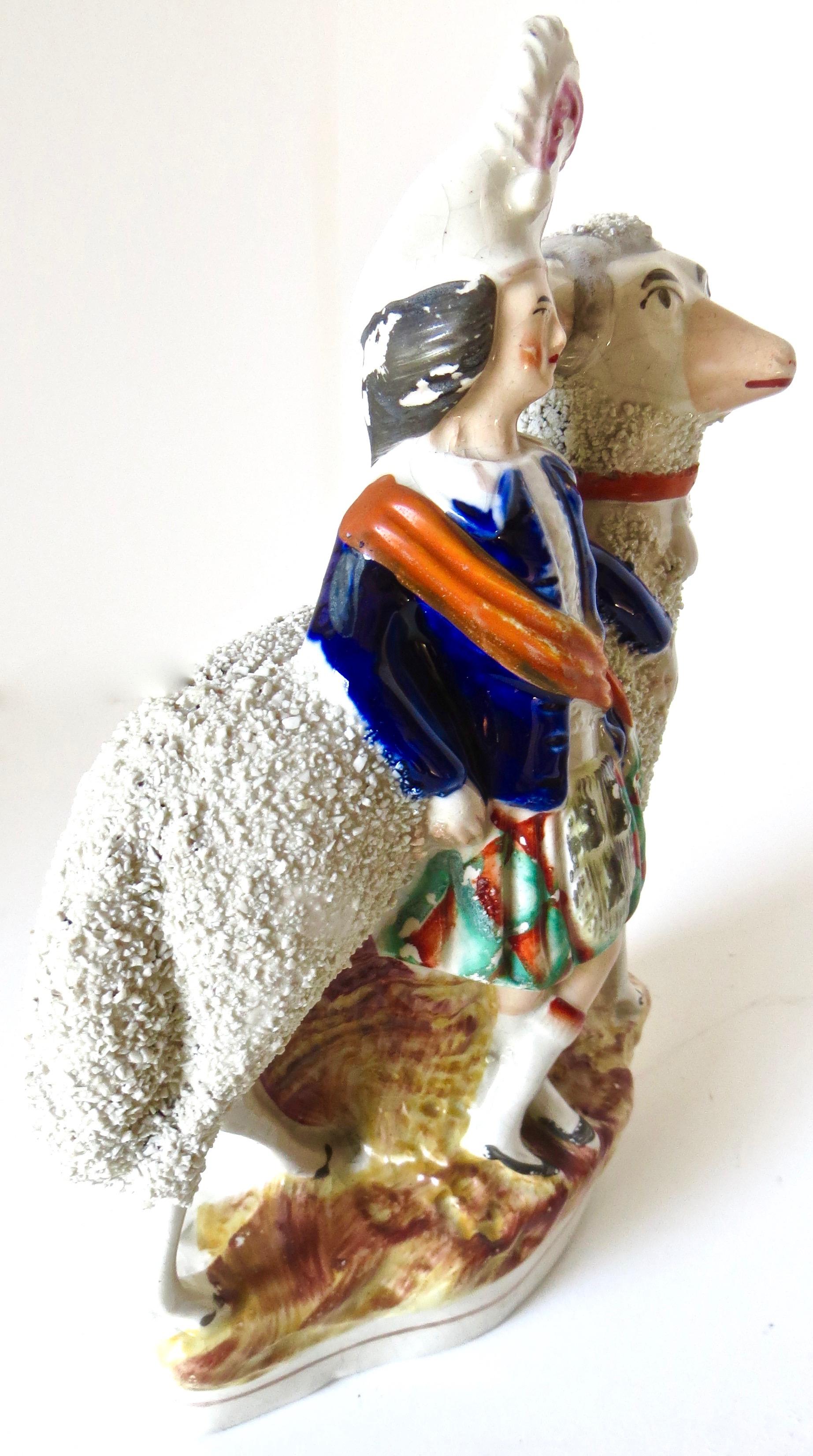 Victorien Figurine du Staffordshire « Jeune garçon des Highlands debout sur un mouton », vers 1860 en vente