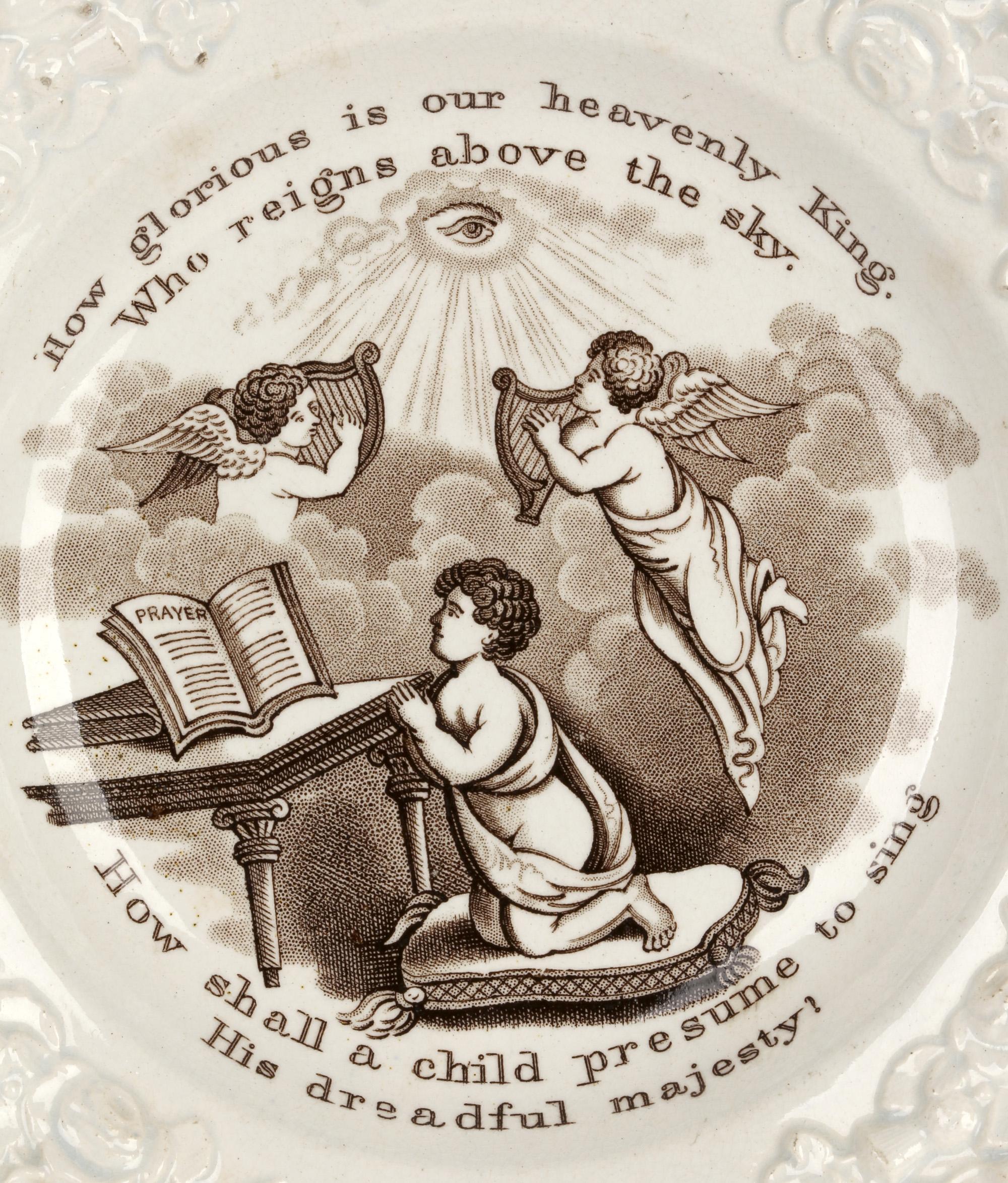 Zwei feine englische georgianische, wahrscheinlich Staffordshire, Kinderteller aus Perlenware mit religiösen Szenen und Versen aus dem frühen 19. Jahrhundert. Die fein getöpferten Teller haben beide eine achteckige Form mit reliefierten Frucht- und