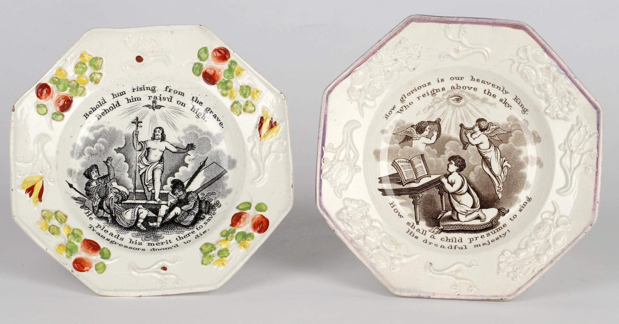 Anglais Deux assiettes pour enfants Staffordshire géorgiennes en céramique perlée à imprimé religieux avec verre en vente