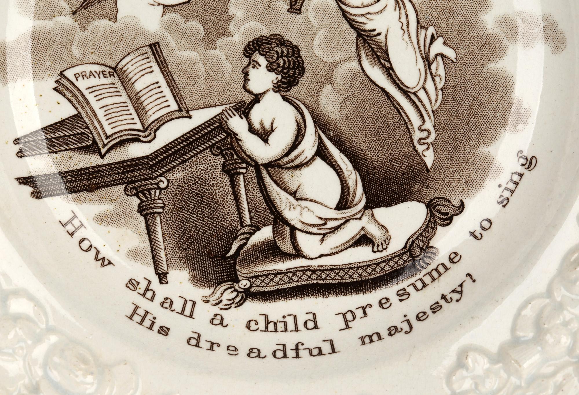 Peint à la main Deux assiettes pour enfants Staffordshire géorgiennes en céramique perlée à imprimé religieux avec verre en vente