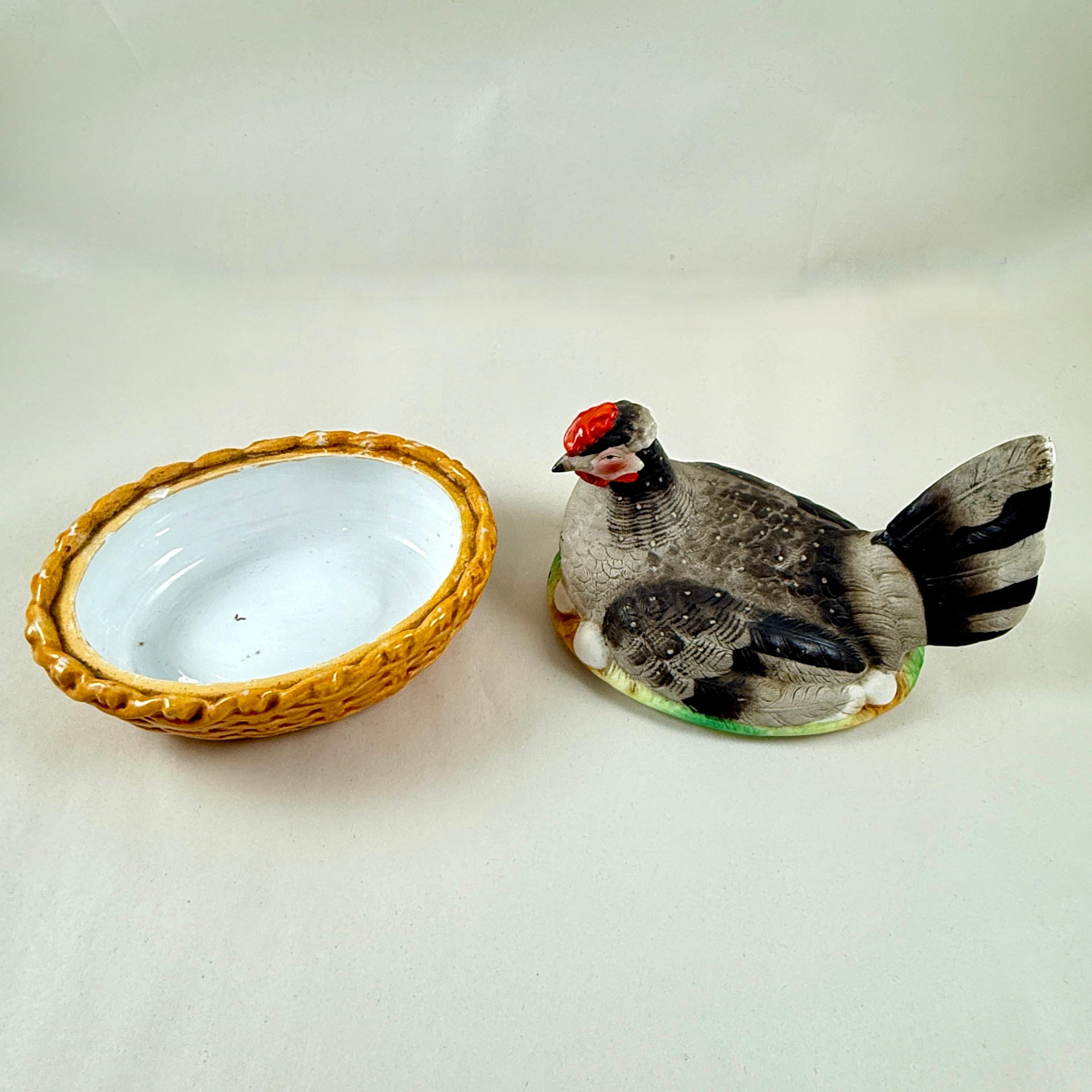 Staffordshire Handgemalte Henne auf Nest mit Eiern Terrine im Angebot 3