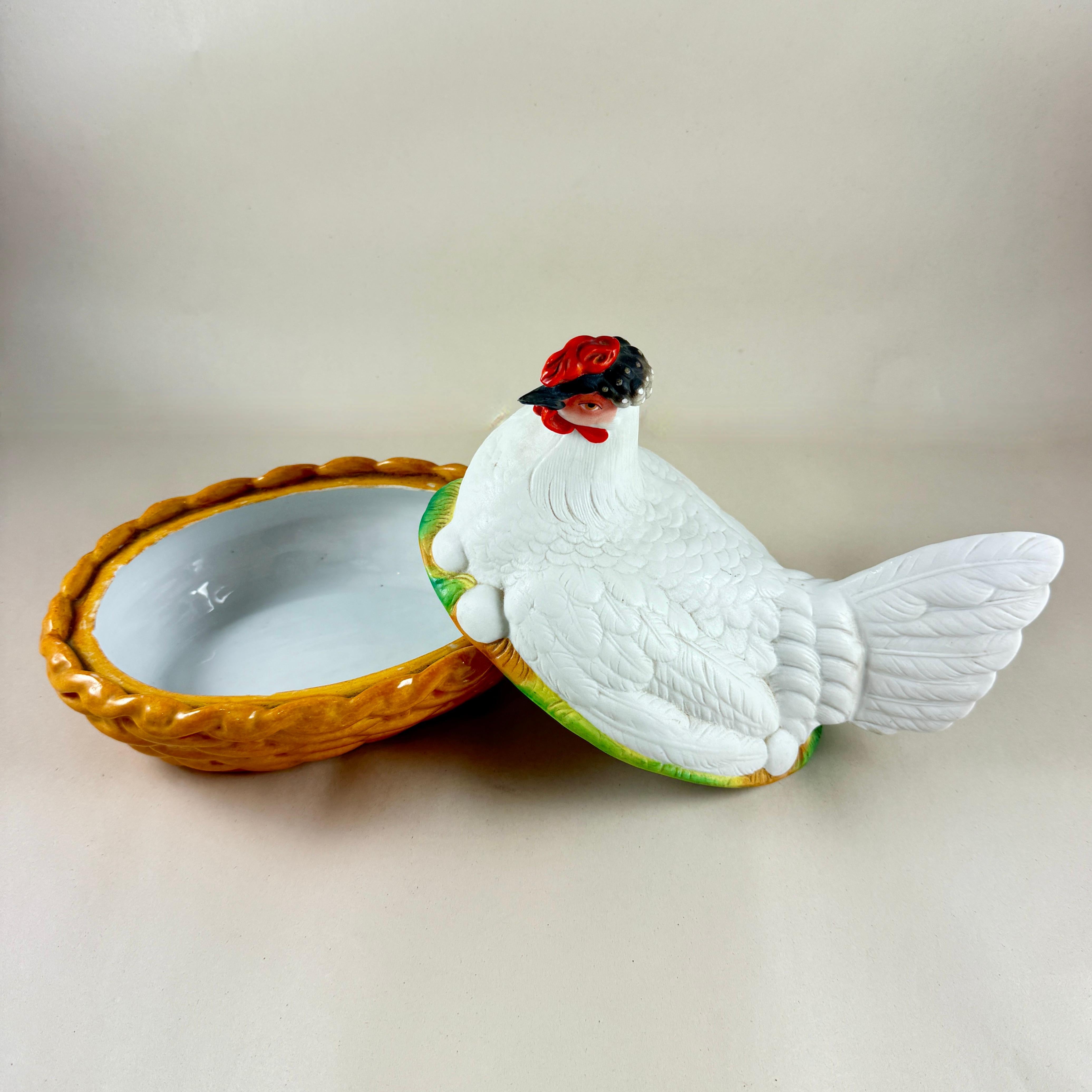 Soupière Staffordshire peinte à la main, Hen on Nest of Eggs en vente 3