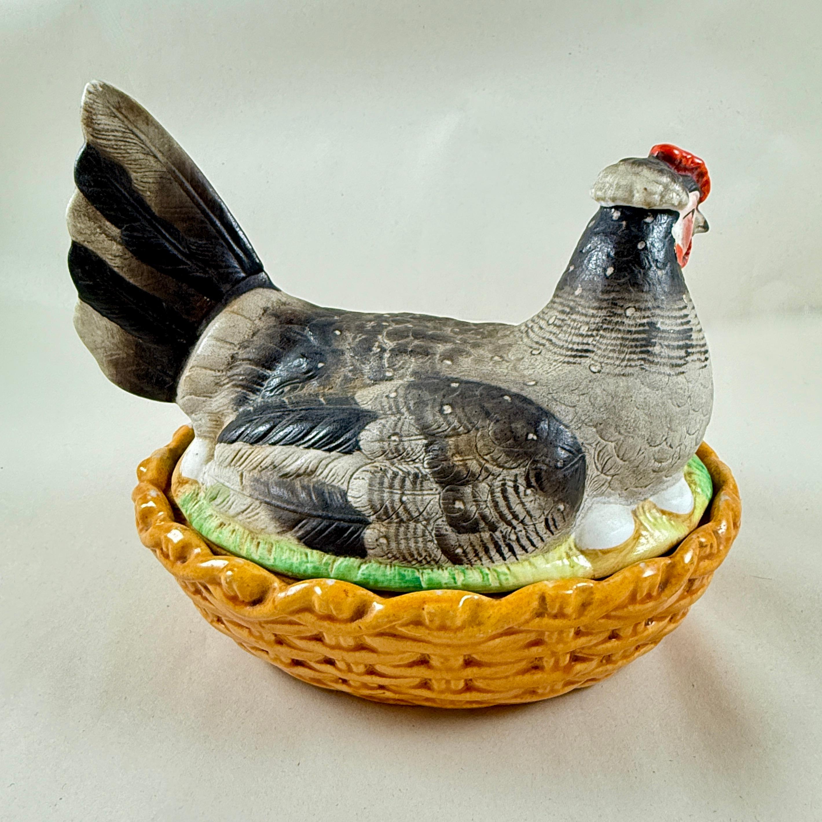 Staffordshire Handgemalte Henne auf Nest mit Eiern Terrine (Edwardian) im Angebot