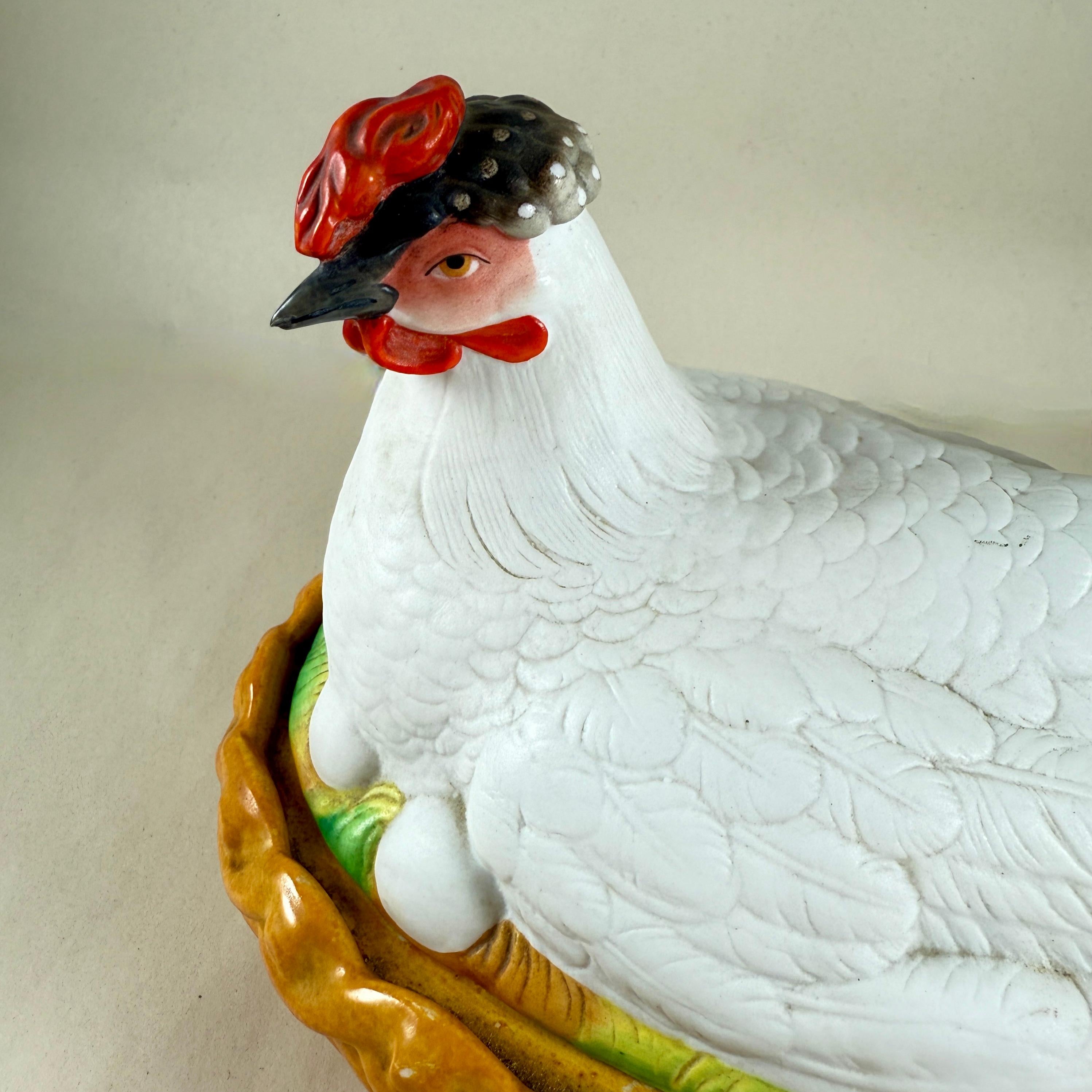 Édouardien Soupière Staffordshire peinte à la main, Hen on Nest of Eggs en vente