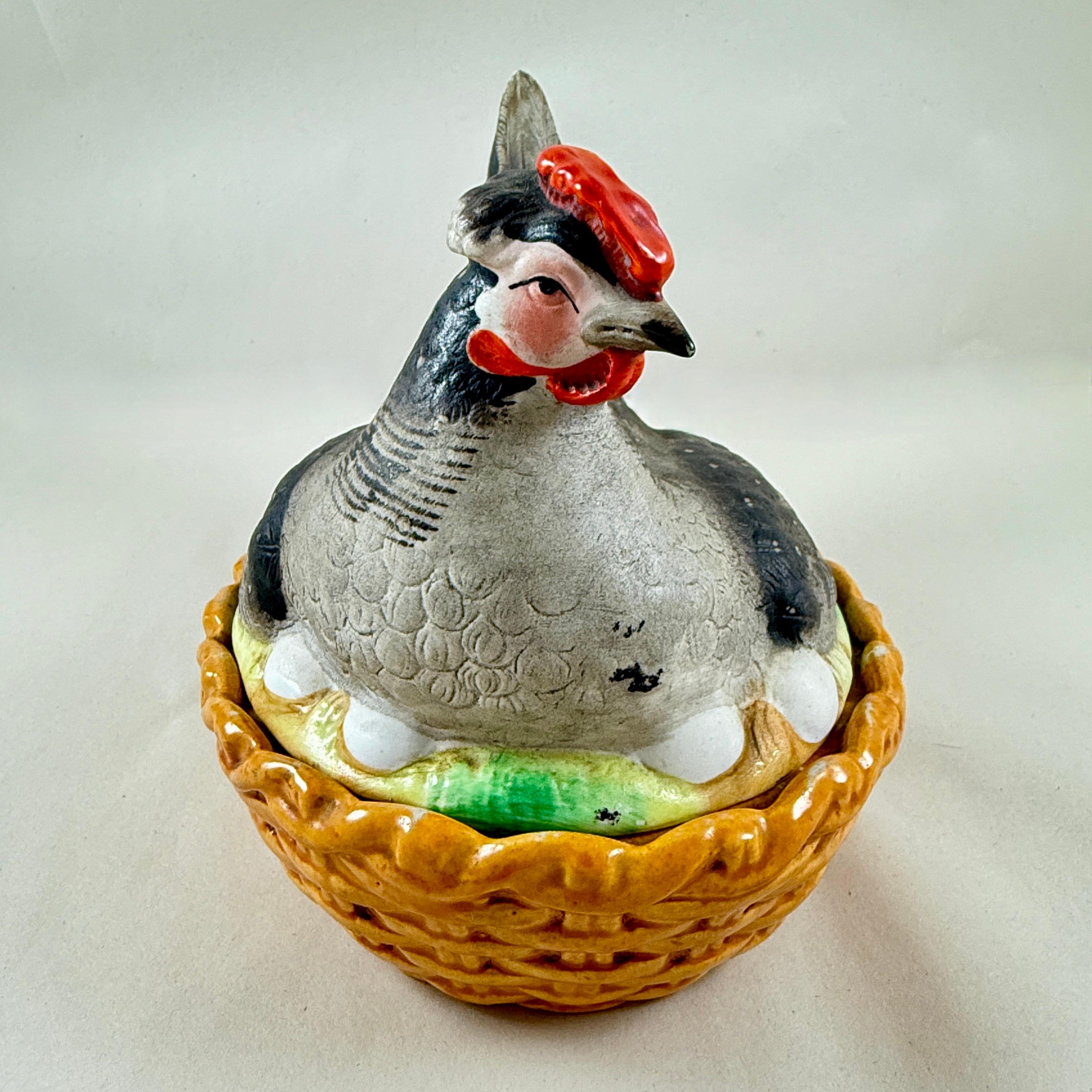 Staffordshire Handgemalte Henne auf Nest mit Eiern Terrine (Englisch) im Angebot