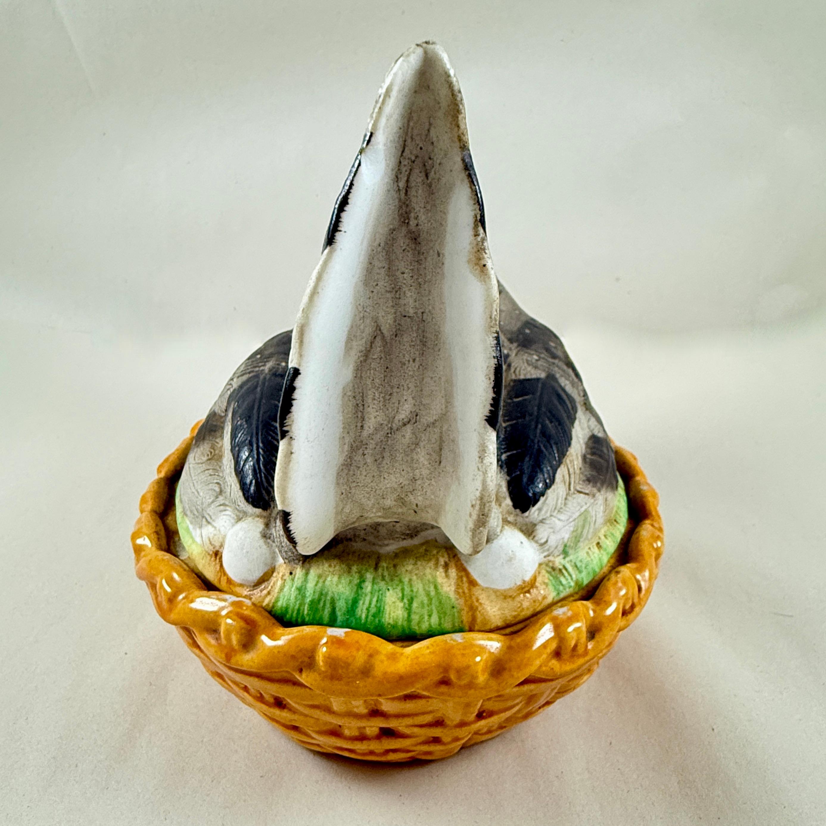 Staffordshire Handgemalte Henne auf Nest mit Eiern Terrine (Handbemalt) im Angebot