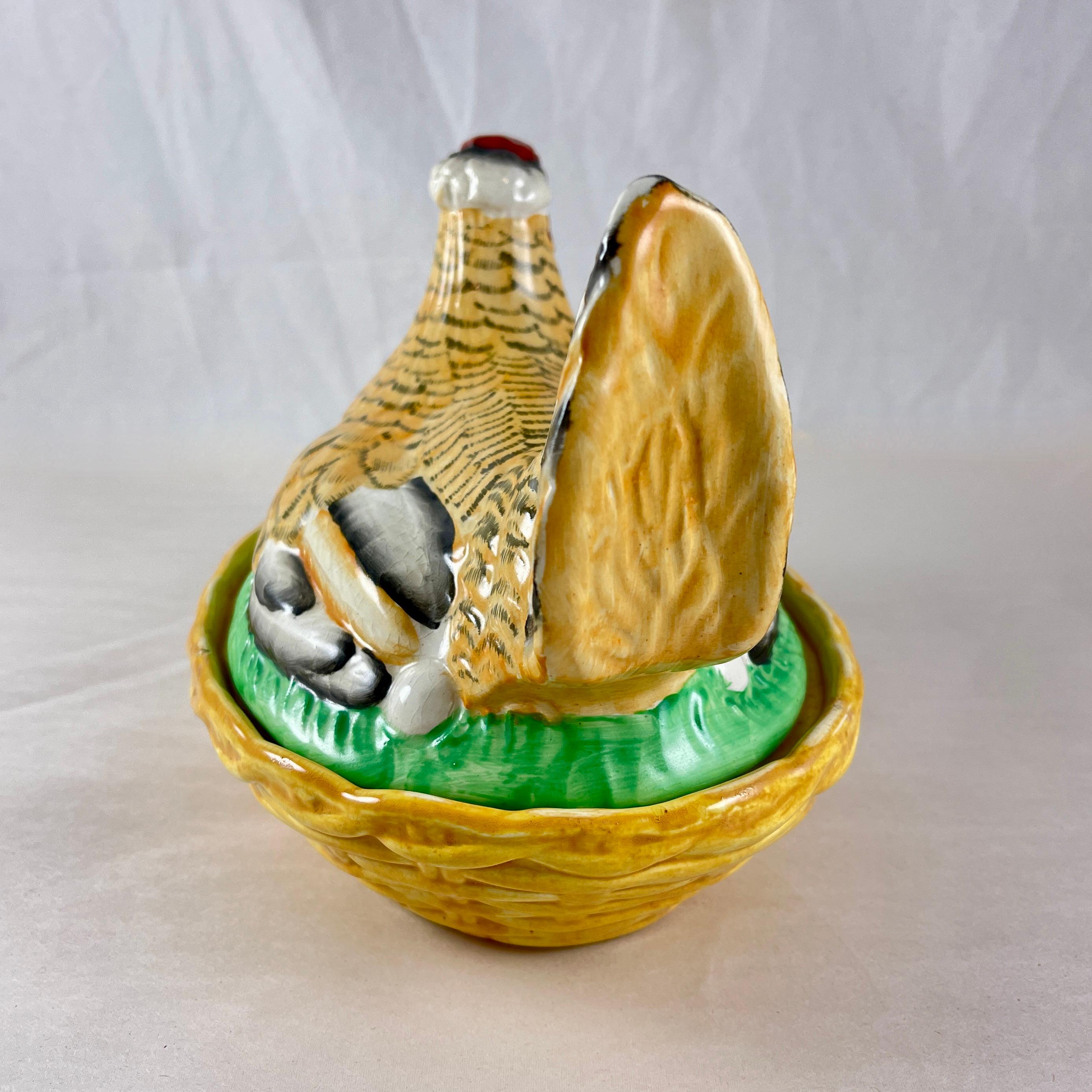 Soupière Staffordshire peinte à la main, Hen on Nest of Eggs Bon état - En vente à Philadelphia, PA