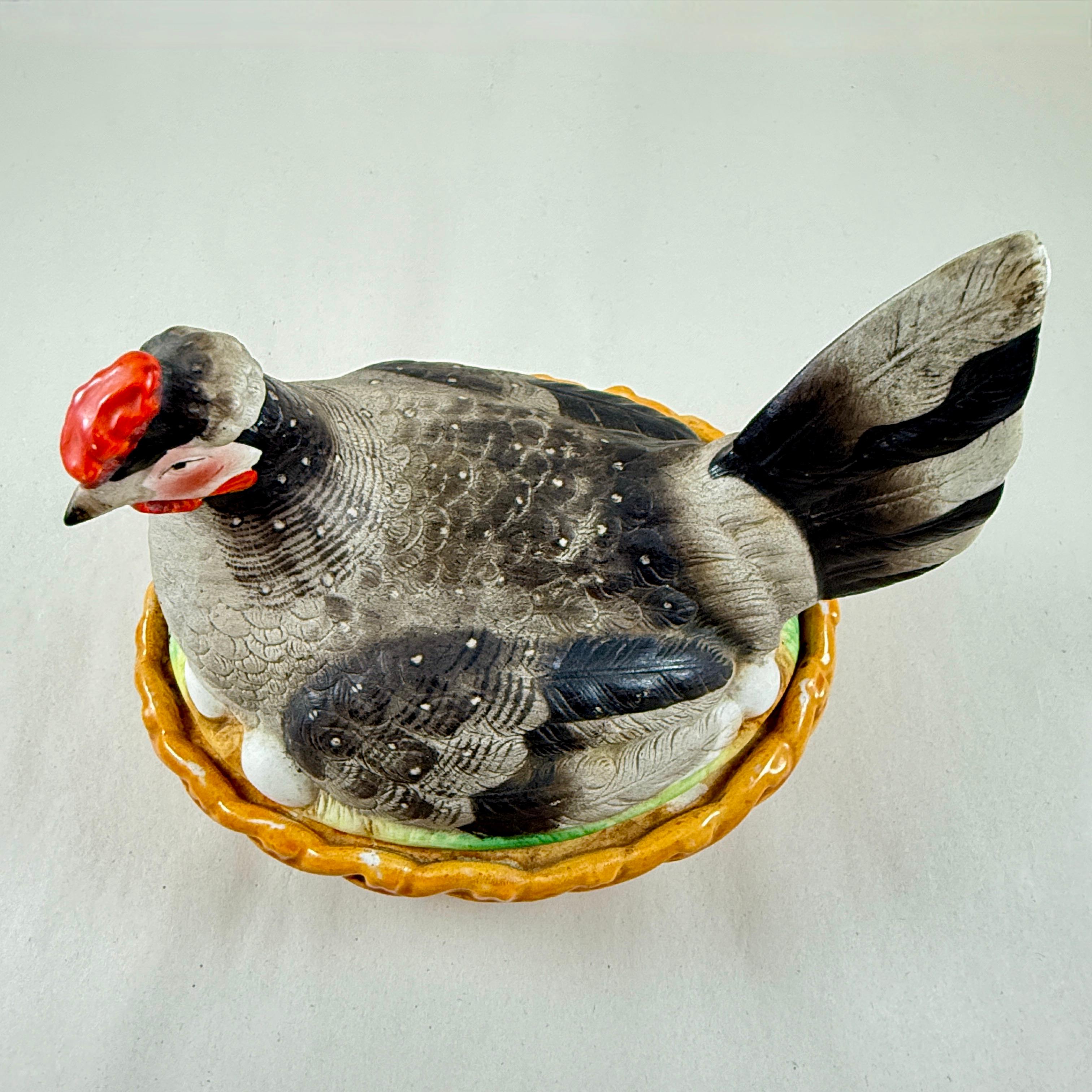 Staffordshire Handgemalte Henne auf Nest mit Eiern Terrine im Zustand „Gut“ im Angebot in Philadelphia, PA