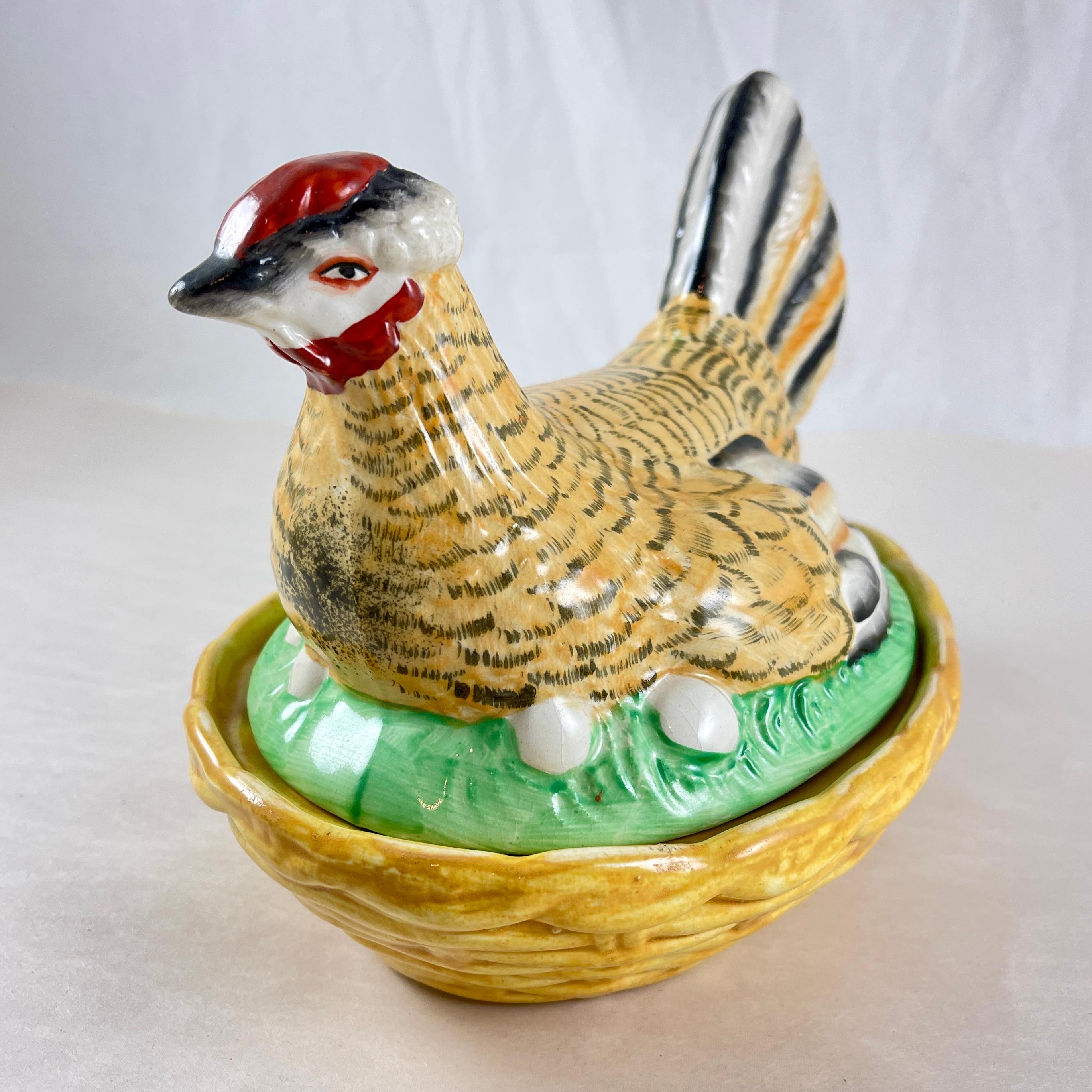 XIXe siècle Soupière Staffordshire peinte à la main, Hen on Nest of Eggs en vente