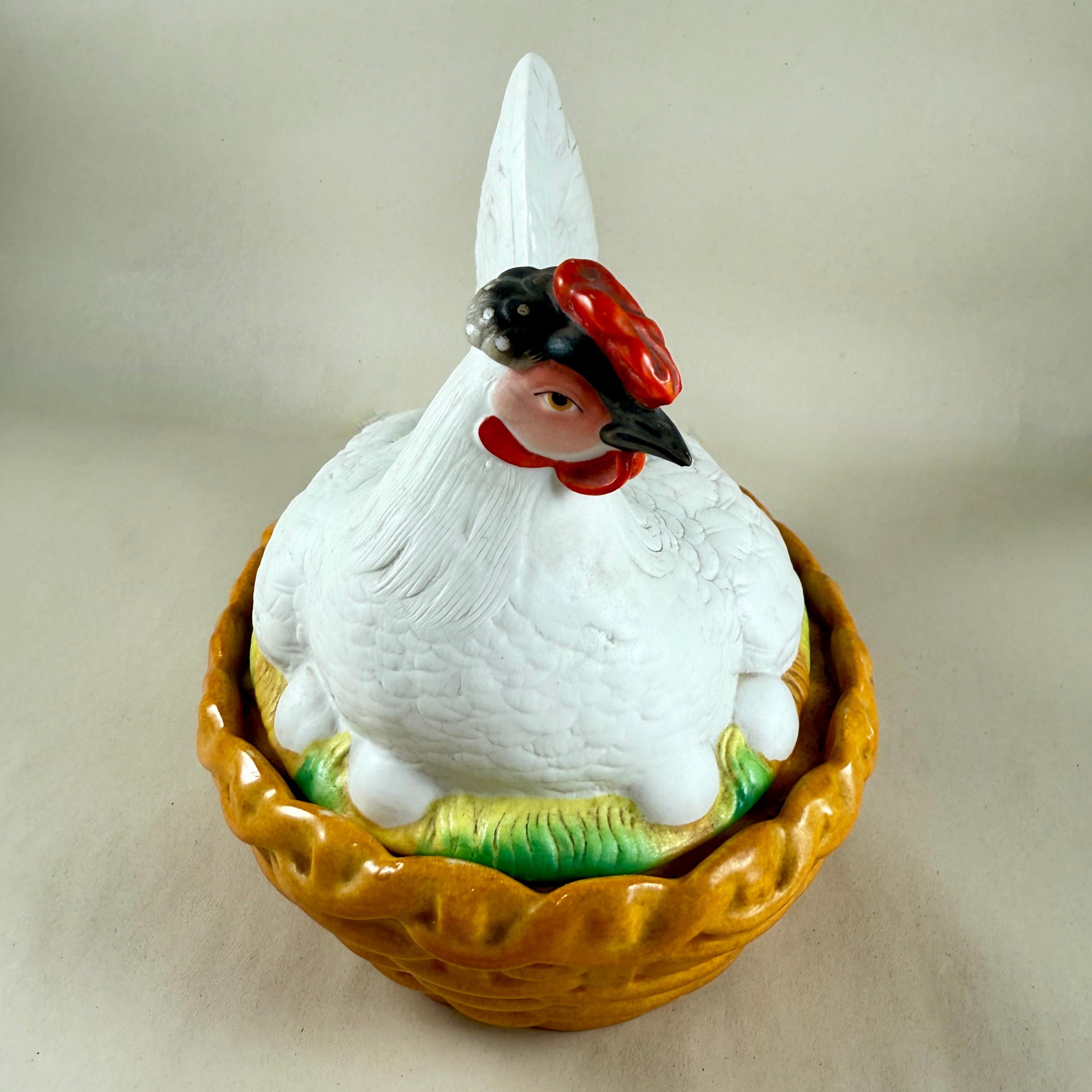 XIXe siècle Soupière Staffordshire peinte à la main, Hen on Nest of Eggs en vente