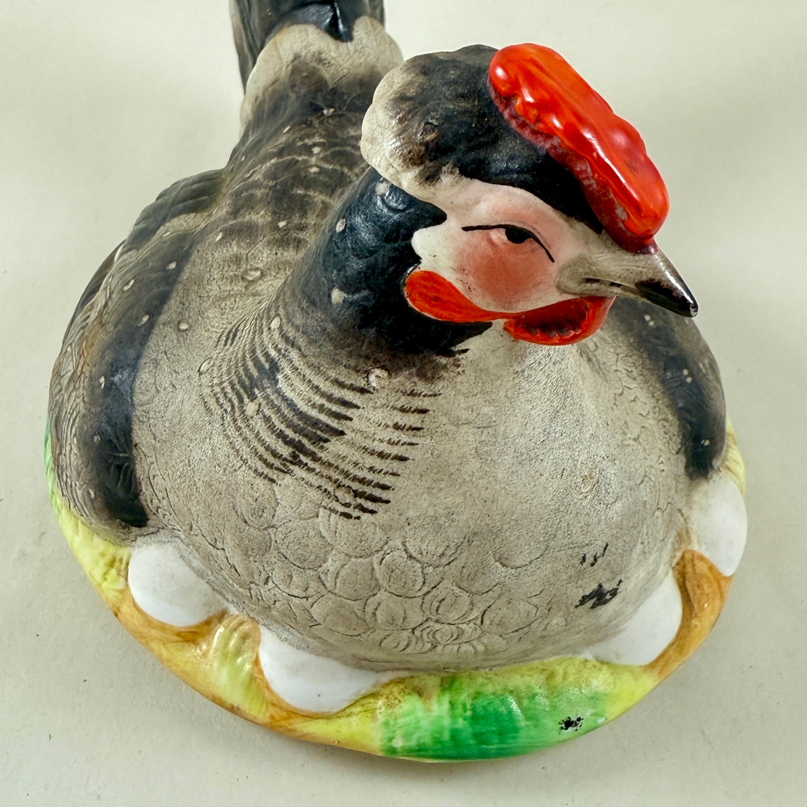 Staffordshire Handgemalte Henne auf Nest mit Eiern Terrine (Töpferwaren) im Angebot