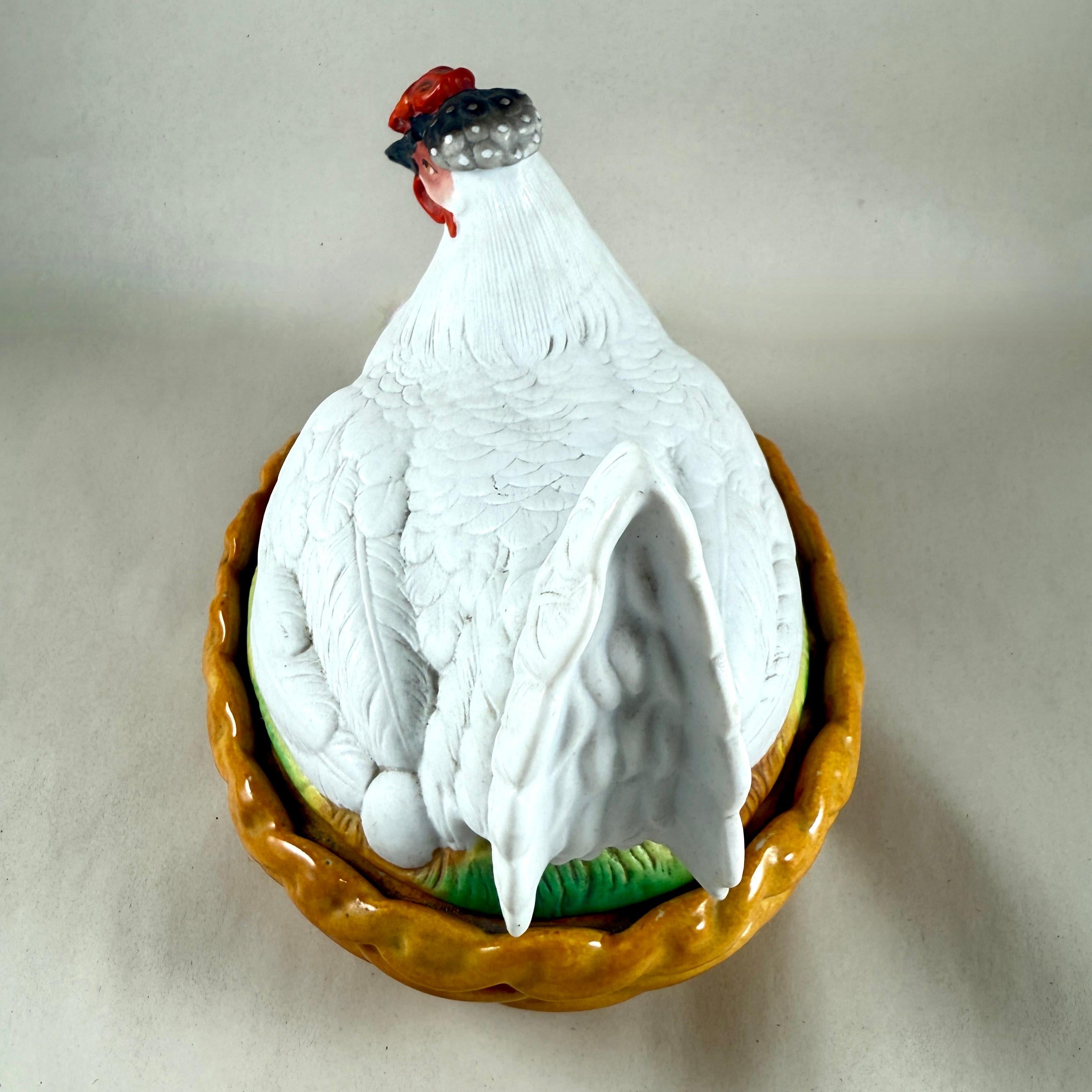 Soupière Staffordshire peinte à la main, Hen on Nest of Eggs en vente 1