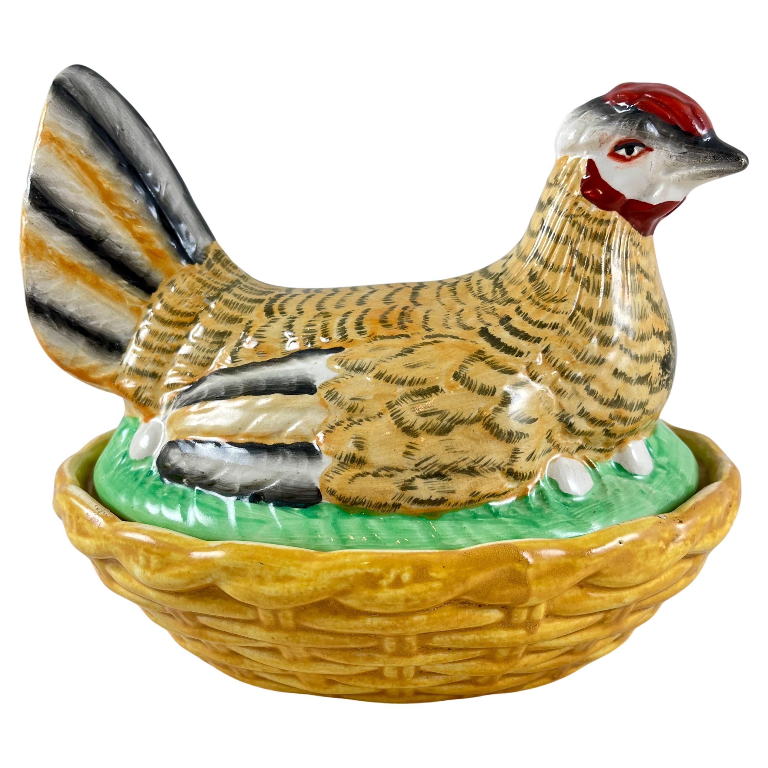 Soupière Staffordshire peinte à la main, Hen on Nest of Eggs en vente