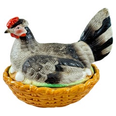 Sopera Staffordshire Pintada a Mano Gallina sobre Nido de Huevos