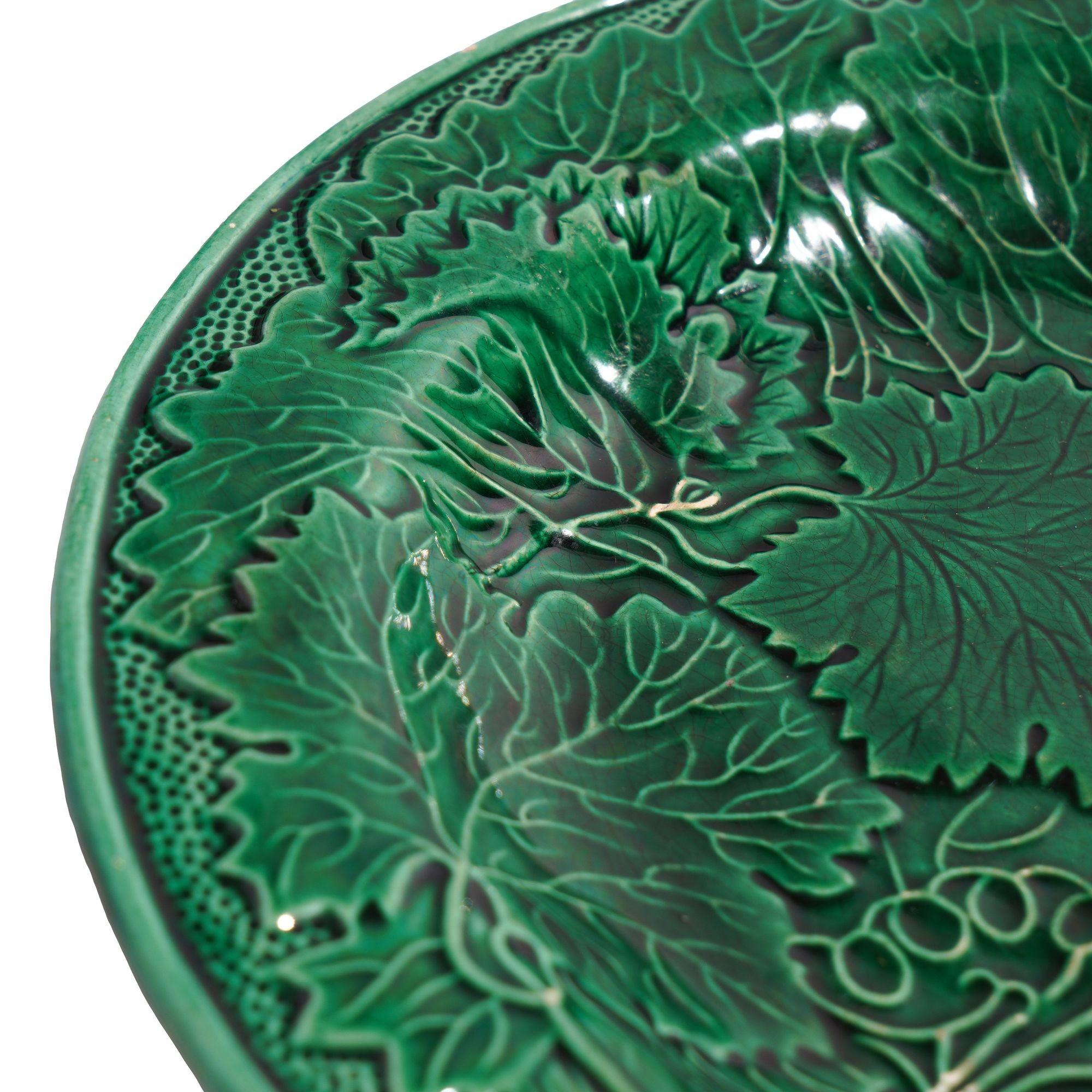 Piatto in maiolica dello Staffordshire, 1840 ca. In condizioni buone in vendita a Kenilworth, IL
