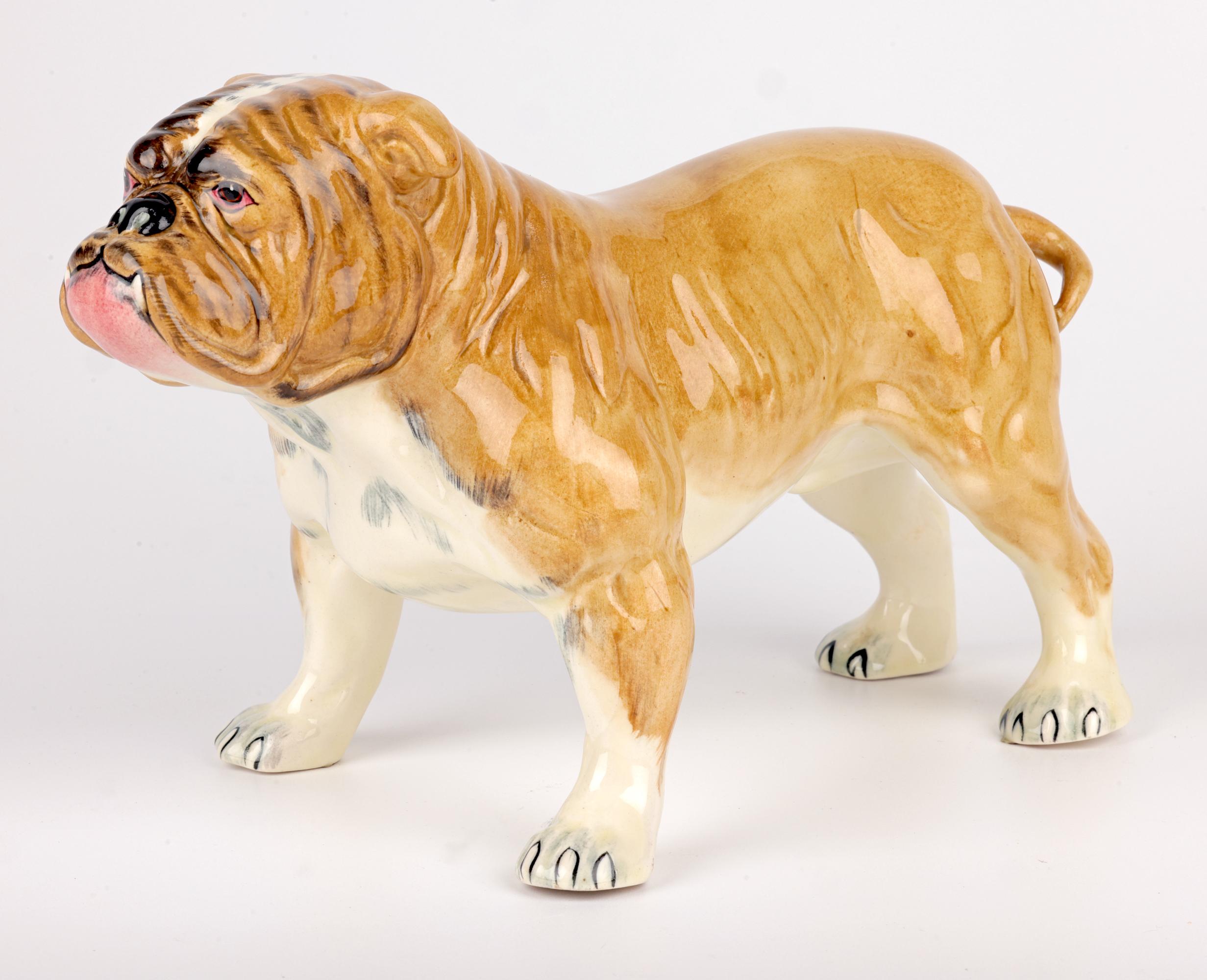 Staffordshire Mid-Century Figure en céramique peinte à la main représentant un bouledogue britannique en vente 2