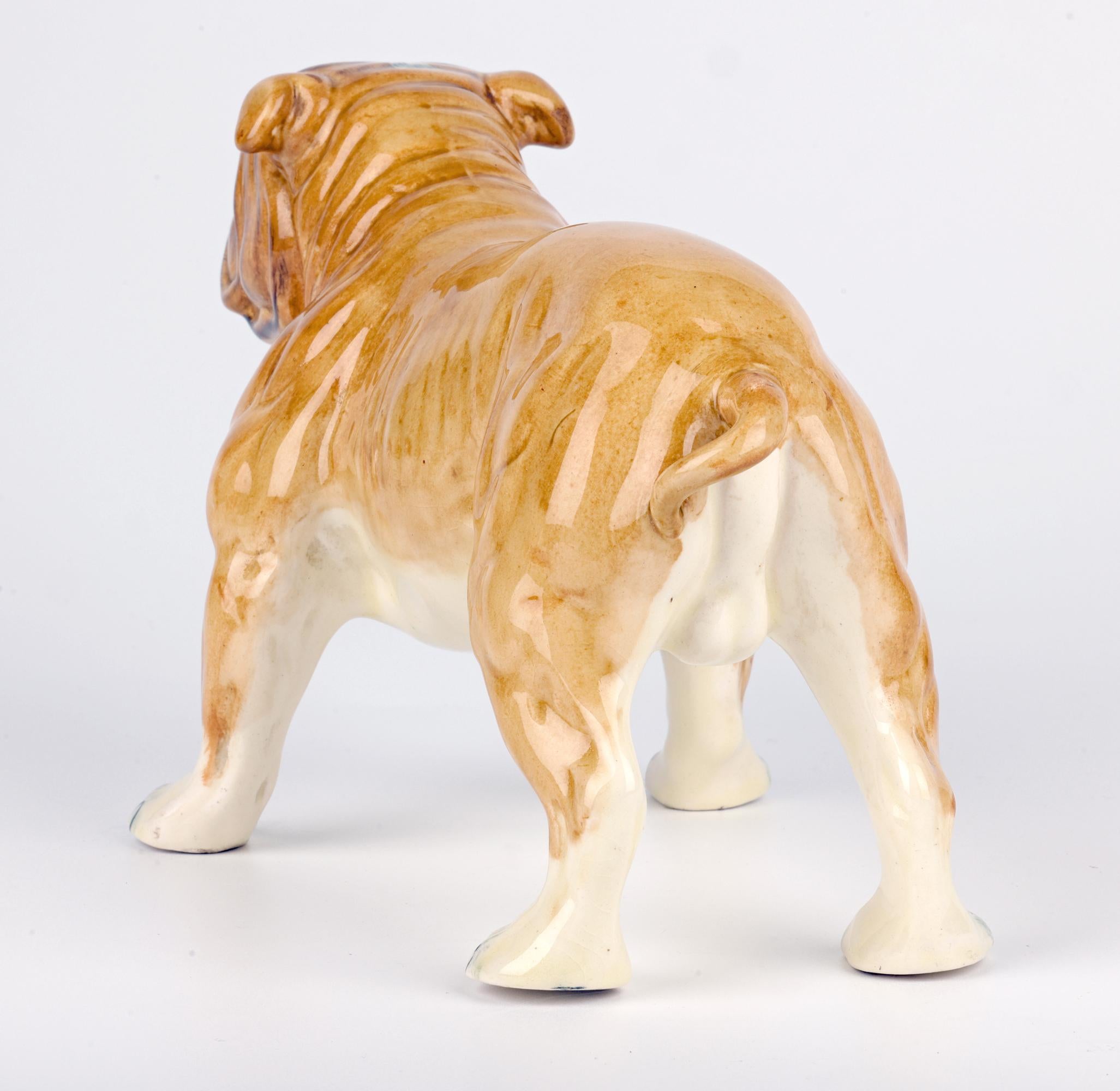 Staffordshire Mid-Century Figure en céramique peinte à la main représentant un bouledogue britannique en vente 4