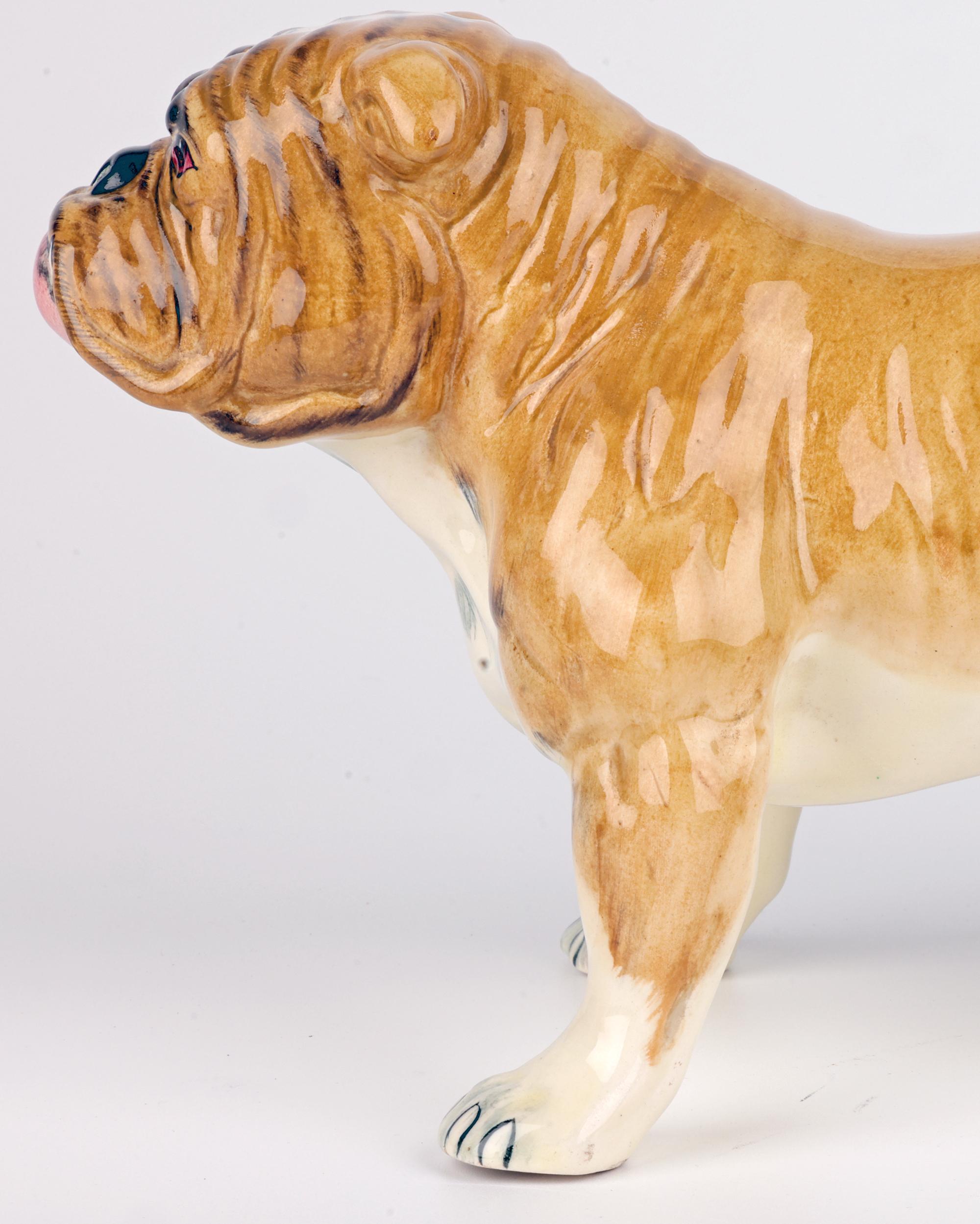 Mid-Century Modern Staffordshire Mid-Century Figure en céramique peinte à la main représentant un bouledogue britannique en vente
